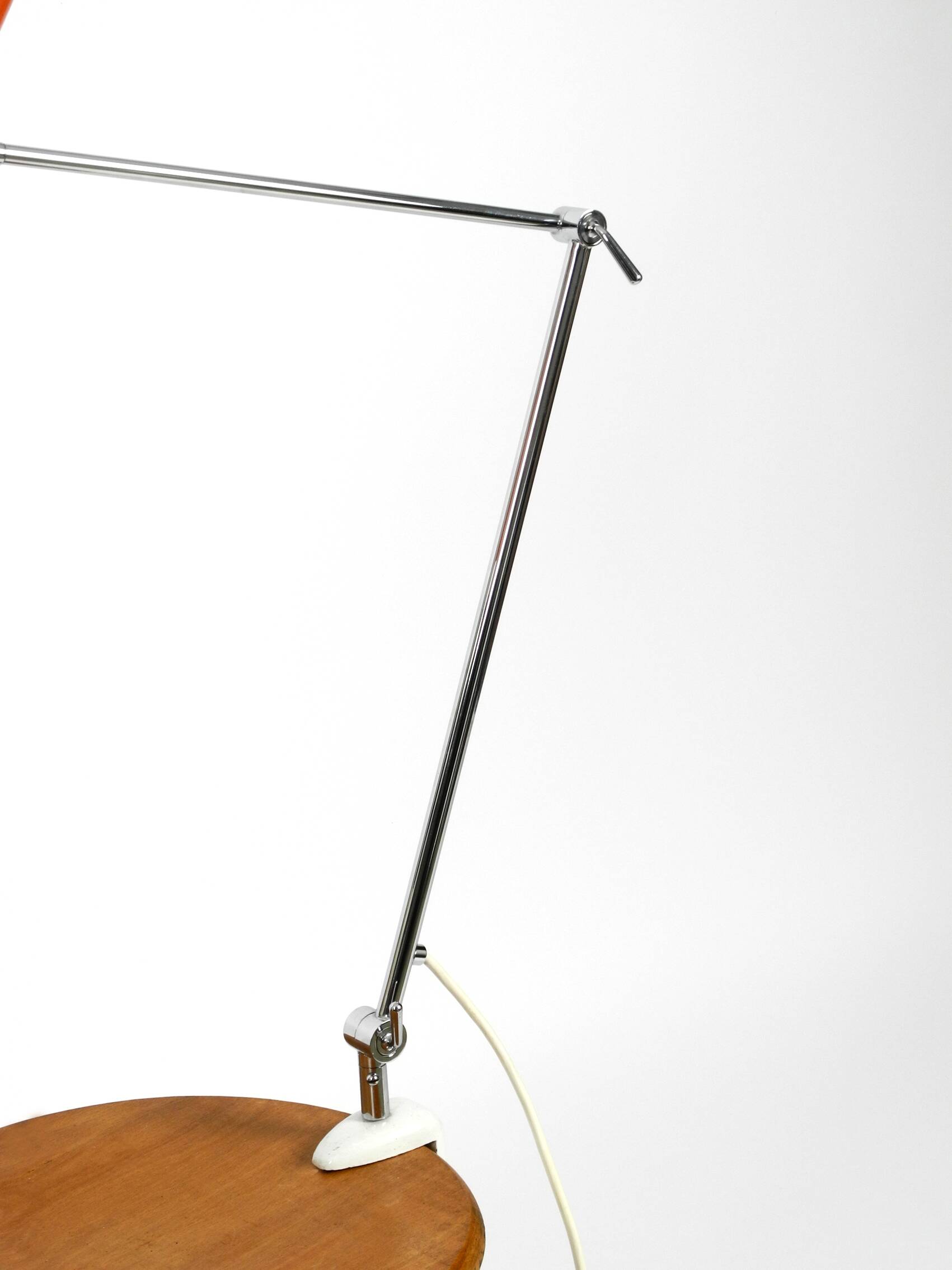 Élégante lampe à pince en laiton de style italien des années 50 avec abat-jour conique rouge.