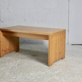 Charlotte Perriand (séléction de ) pour Les Arcs, rare table basse en pin, France,  circa 1960