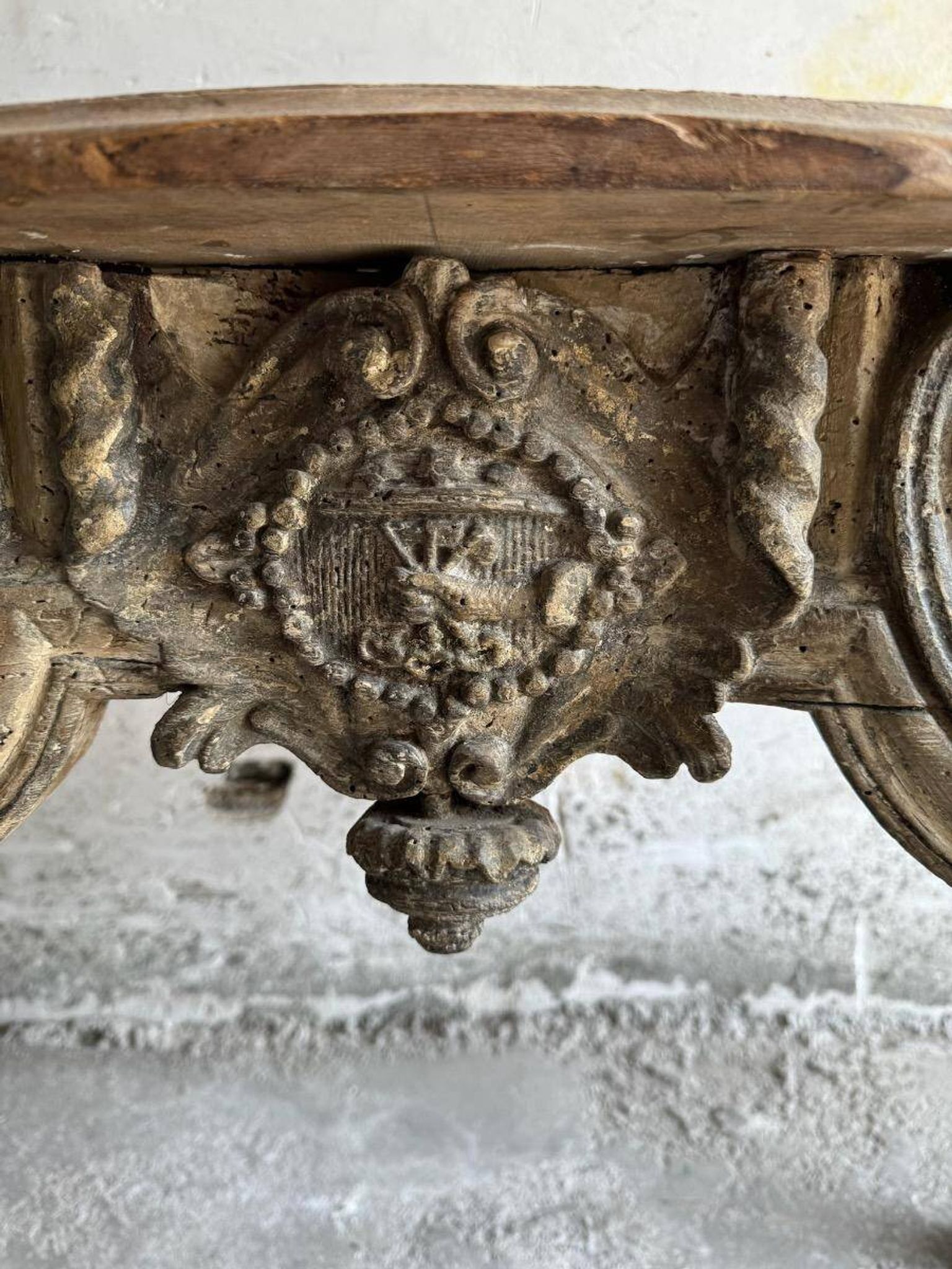 Console néoclassique antique sculptée