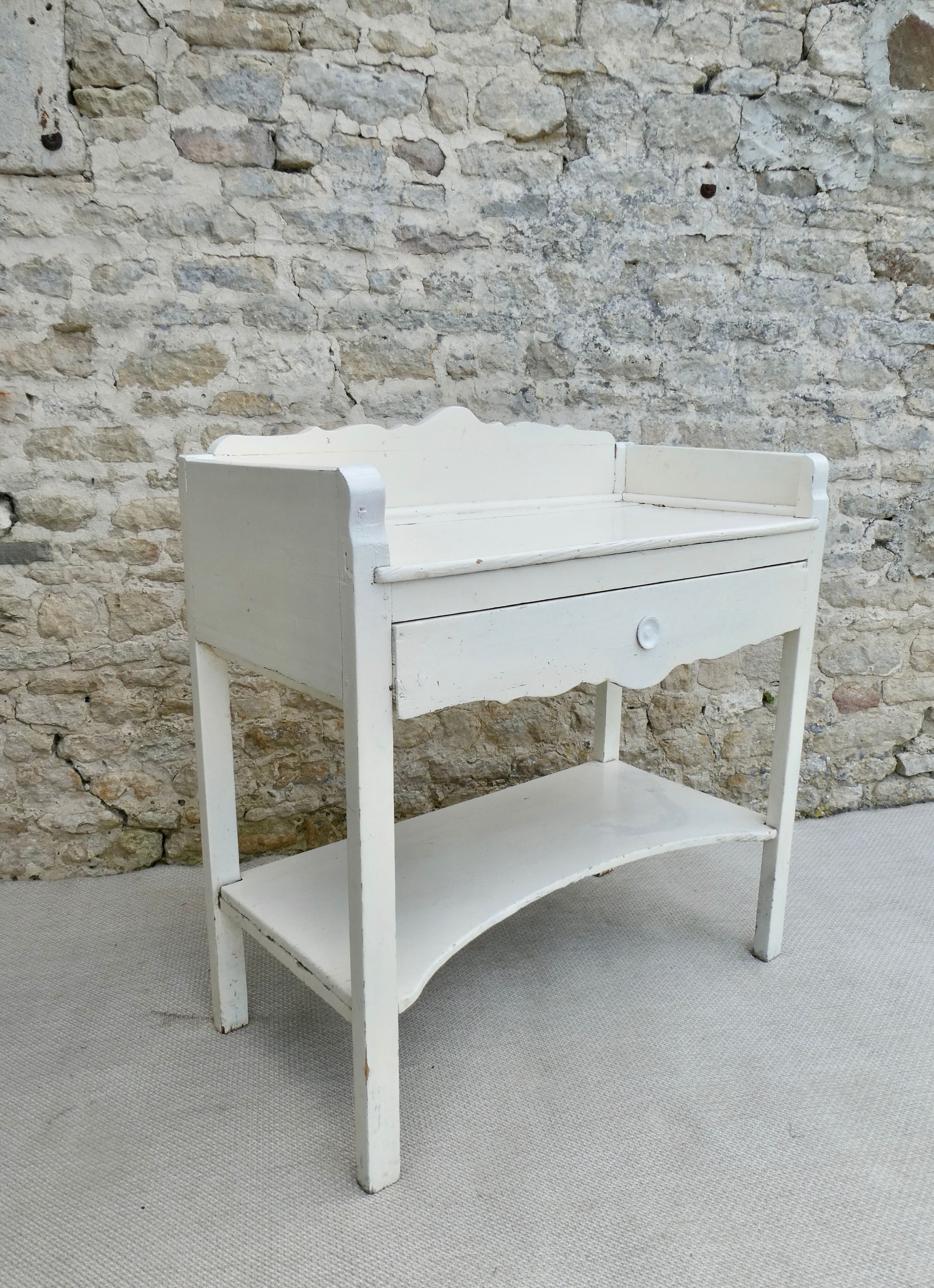 Bathroom furniture in white patina wood