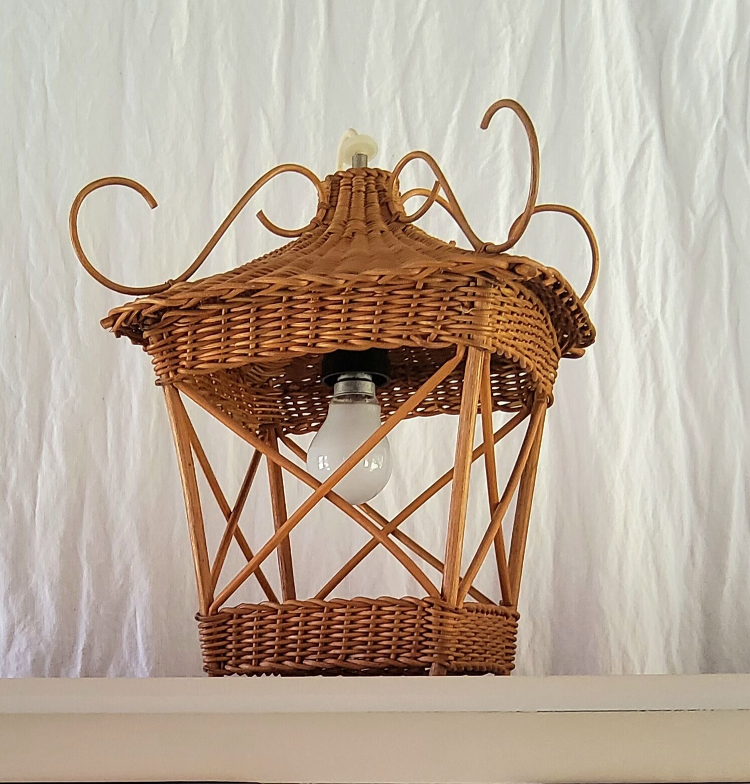 Wicker lantern suspension