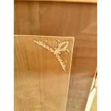 Ensemble italien des années 1990 en bois naturel non peint composé d'une commode et de deux tables de chevet