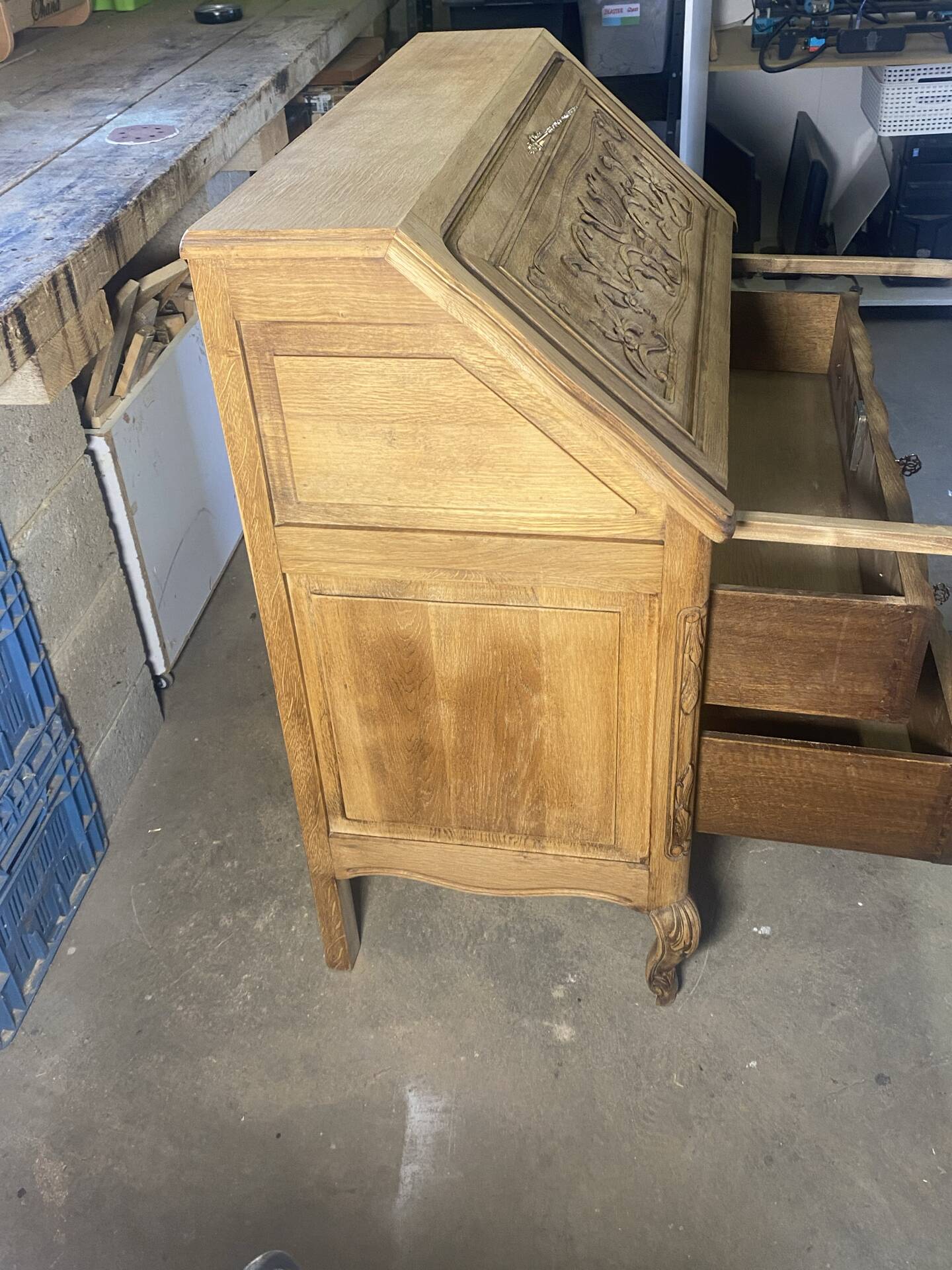 Bureau Secrétaire en Chêne Massif Sculpté