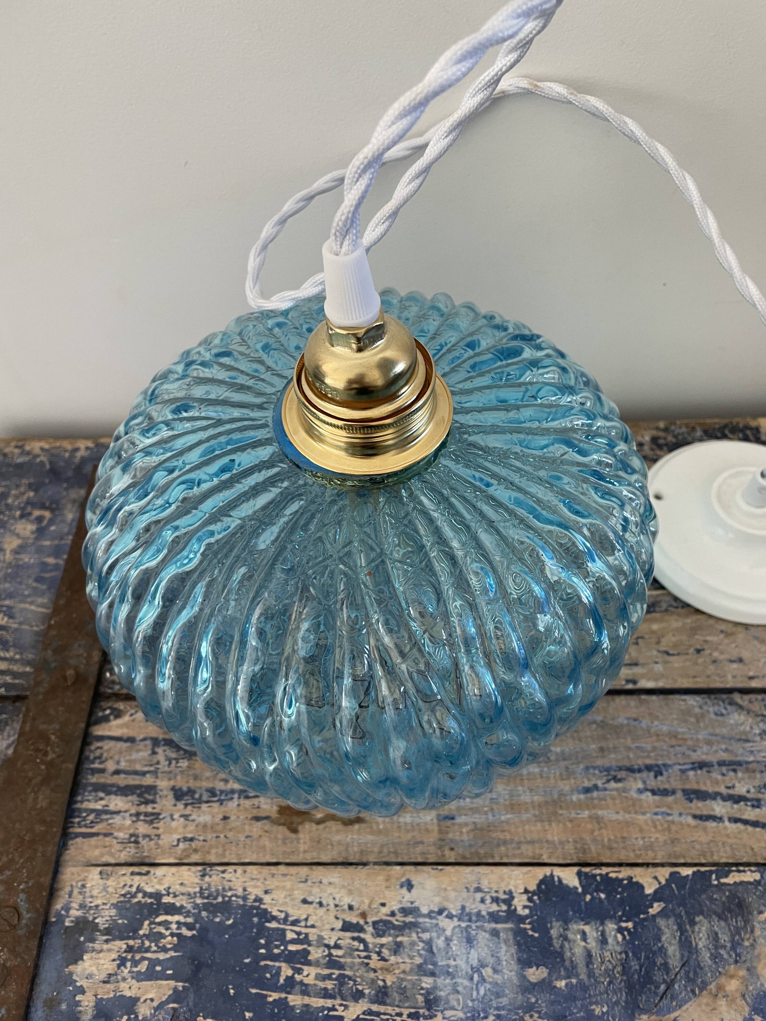 Suspension vintage bleue turquoise en verre ciselé électrifiée à neuf