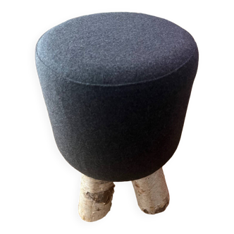 Round tripod stool in felt and raw wood