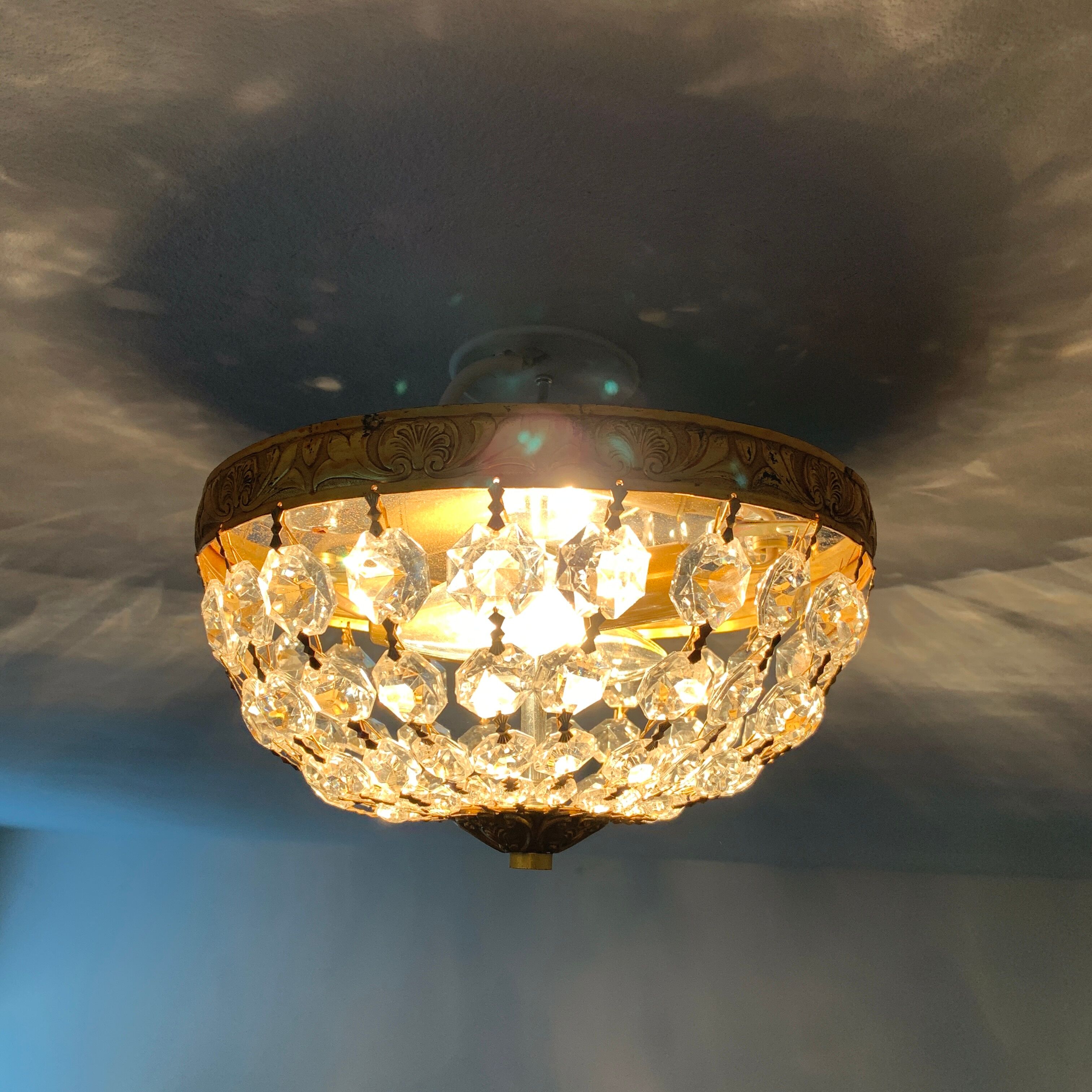 Ceiling lamp basket with faceted tassels