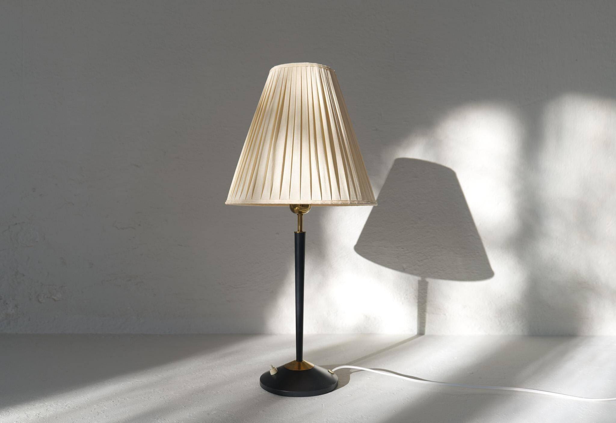 Mid-century modern table lamp in brass and cast iron Asea Sweden, 1950s