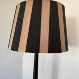 Lampadaire vintage en bois patiné noir et abat-jour rayé