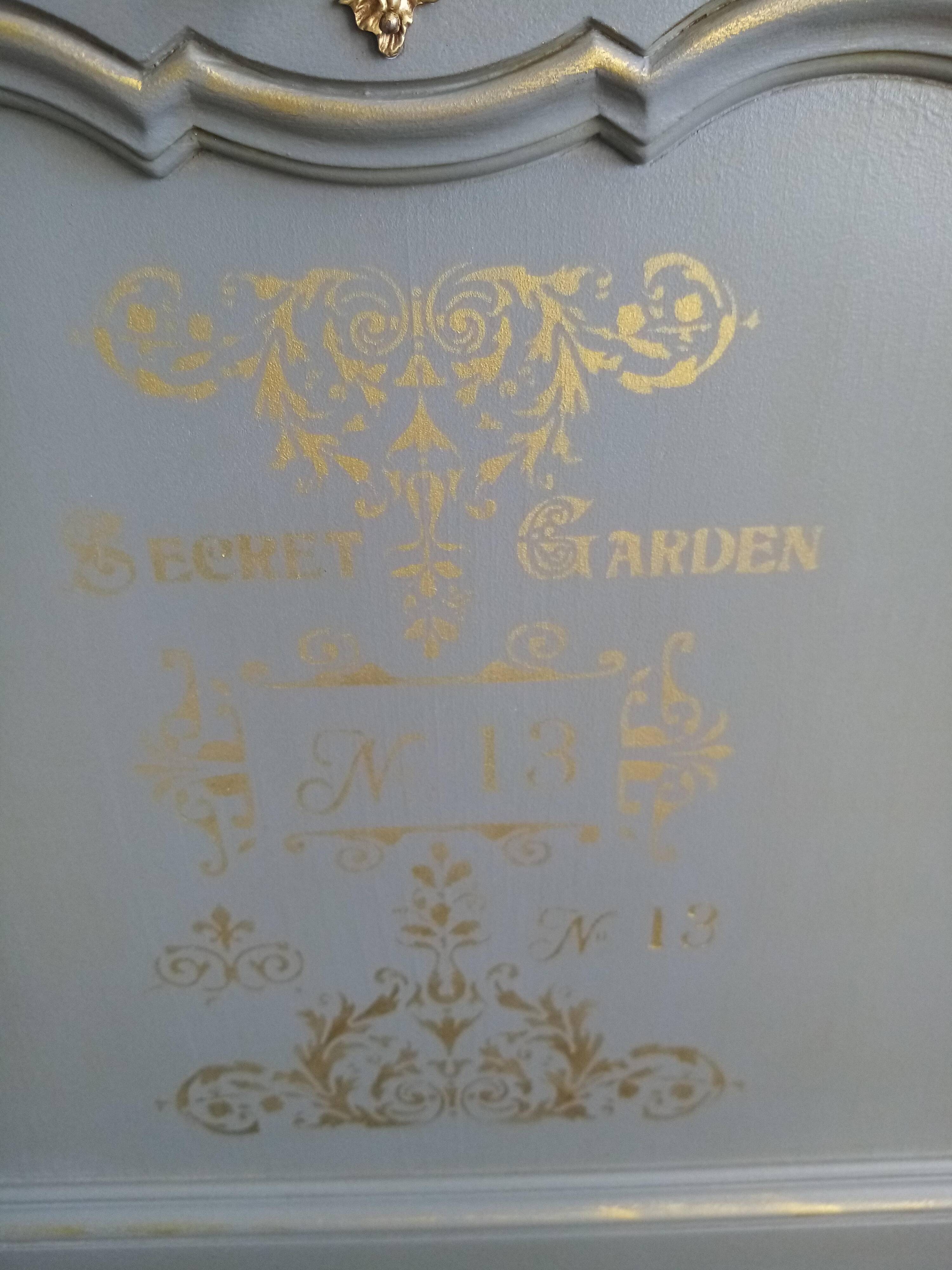 Secretary “léon”