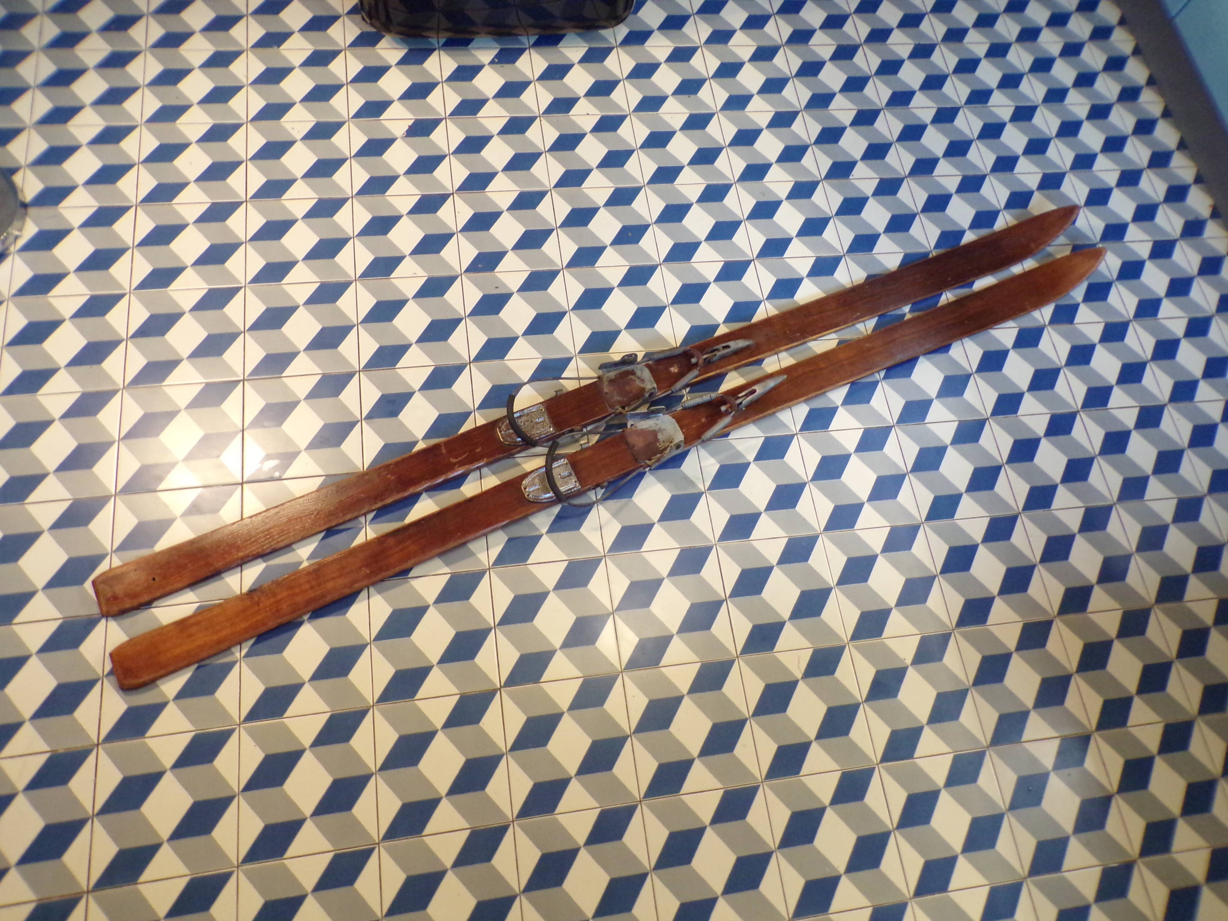 Pair of vintage wooden skis L=203
