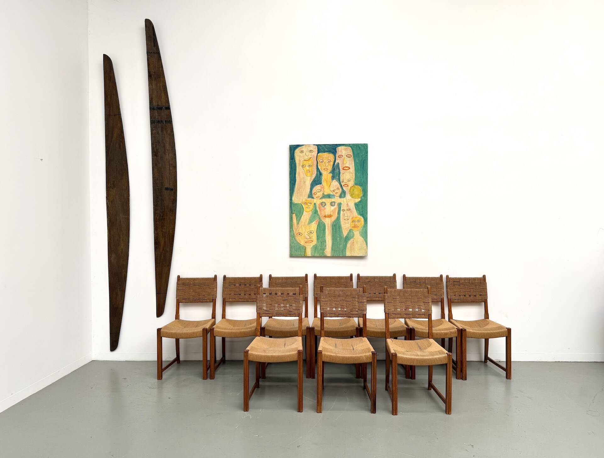 Série de dix chaises en orme massif tressées main, France circa 1965