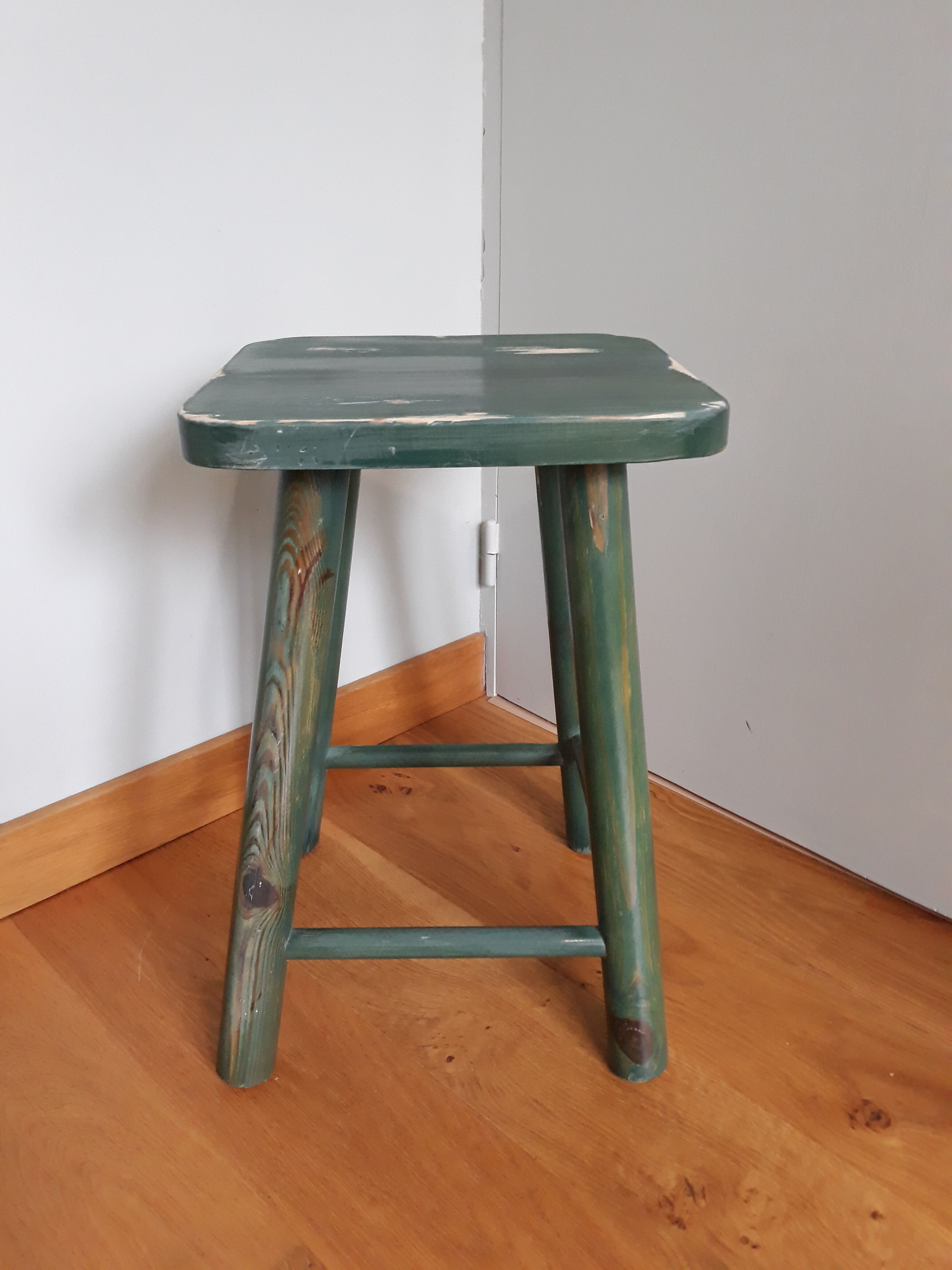 Square stool in solid pine