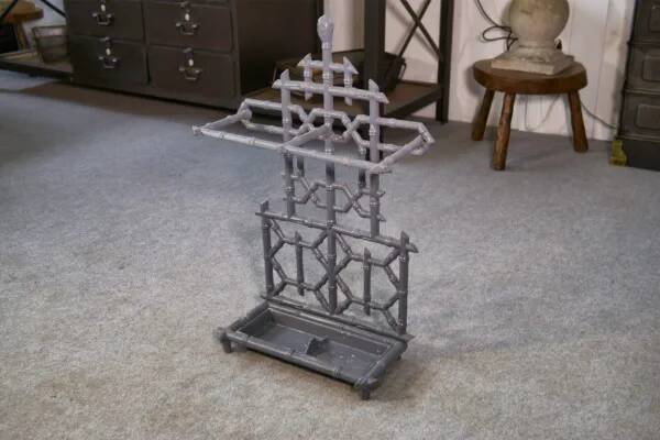 Porte-parapluie en fonte émaillée gris 1940’s