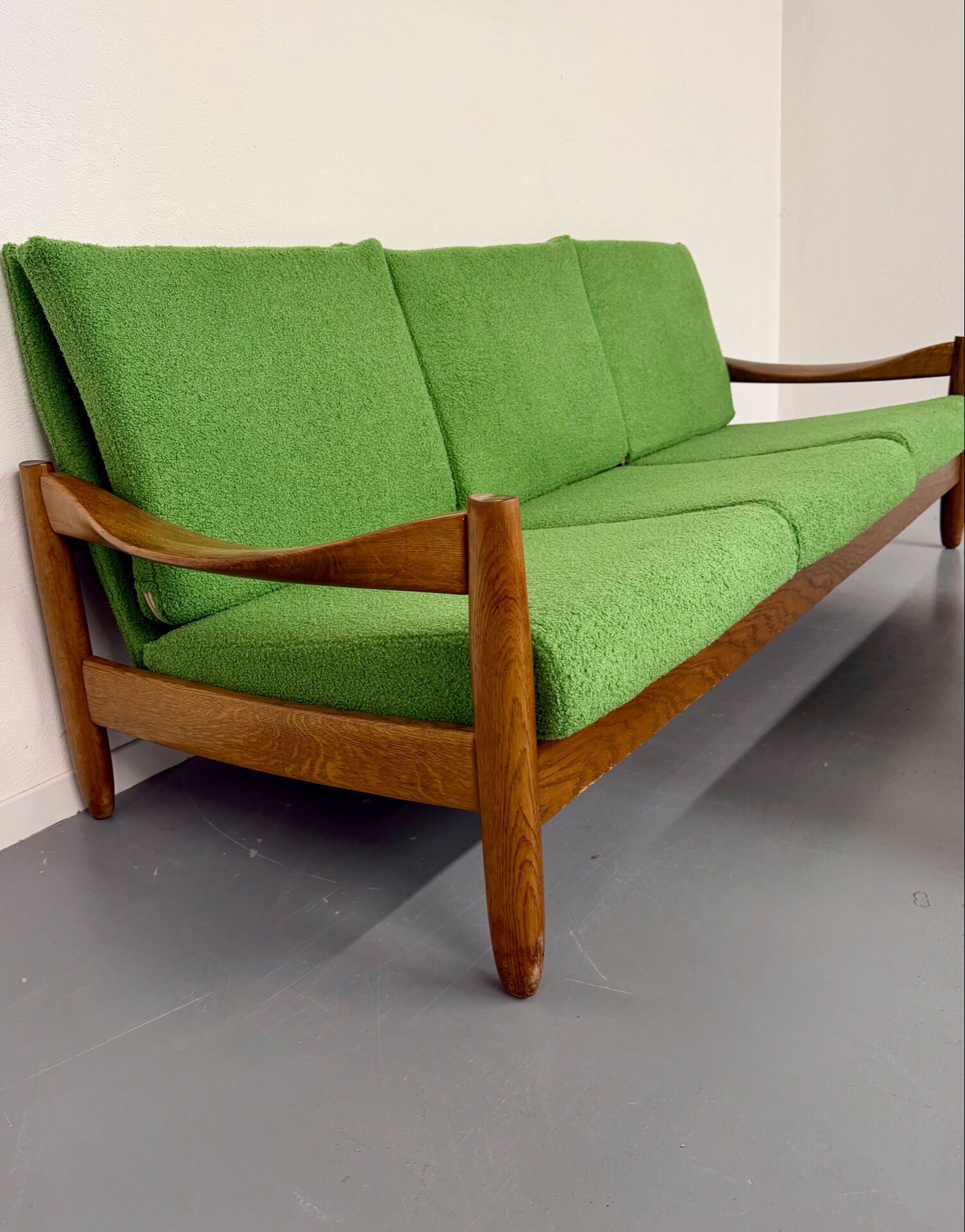 Vintage 3-seater canapé in solid oak with boucle fabric, Scandinavian design from the 70s.