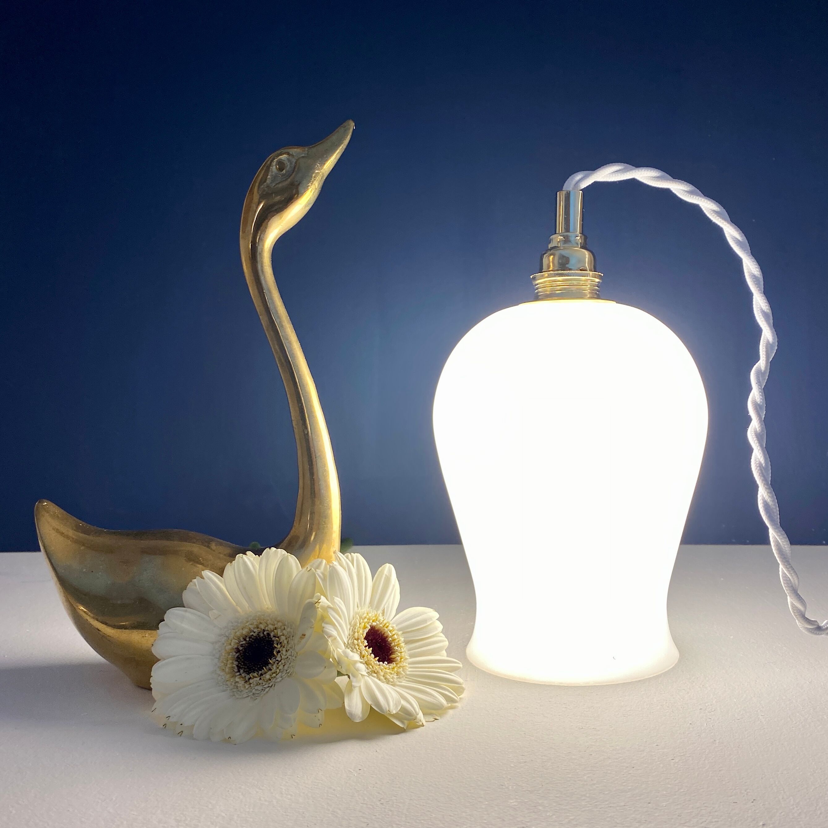 Vintage tulip ride in white opaline