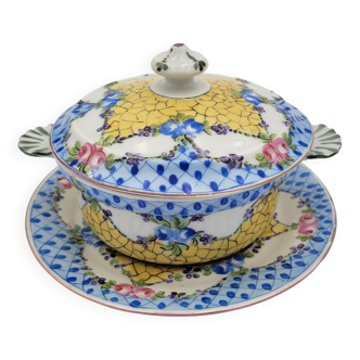 Bouillon and its porcelain display