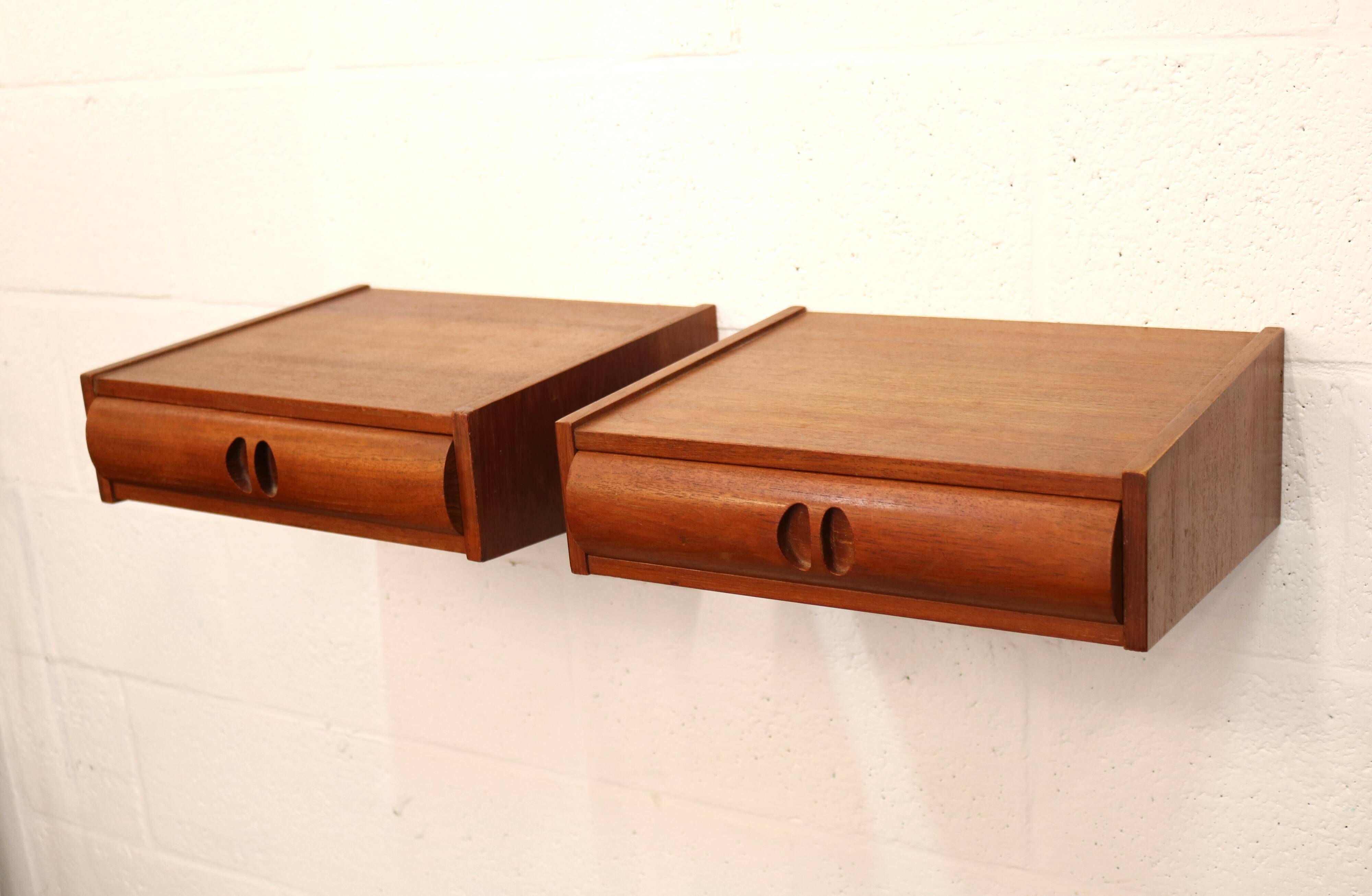 Set of vintage floating nightstands in teak with drawers *** Denmark 1970