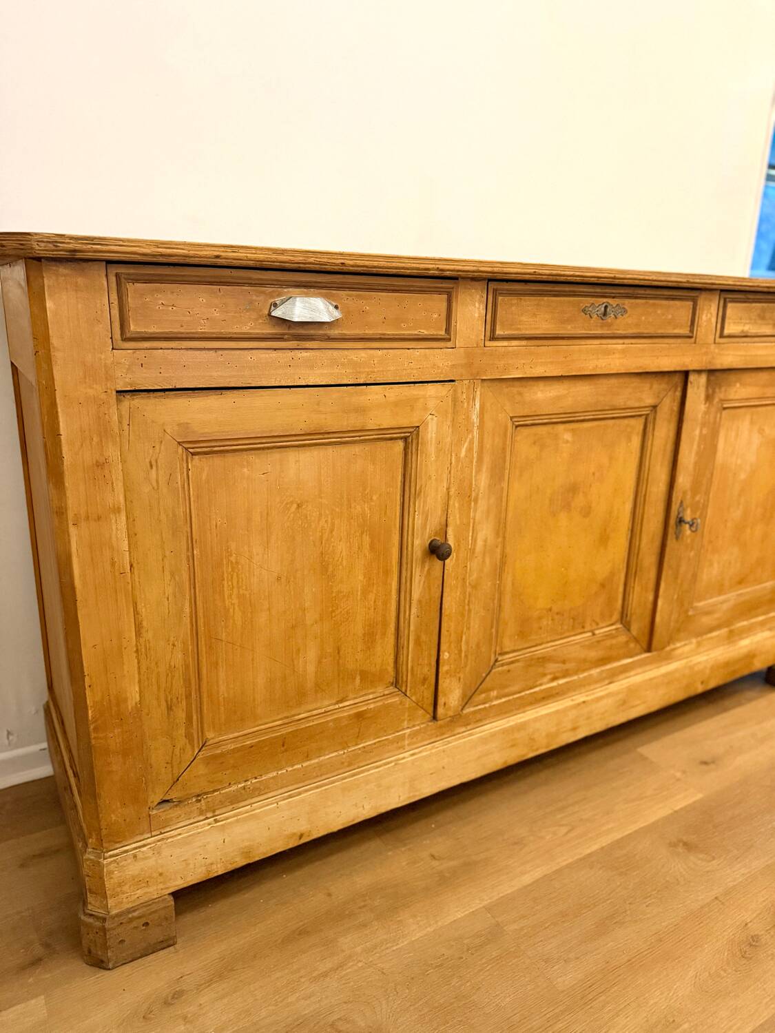 Buffet ancien en bois massif