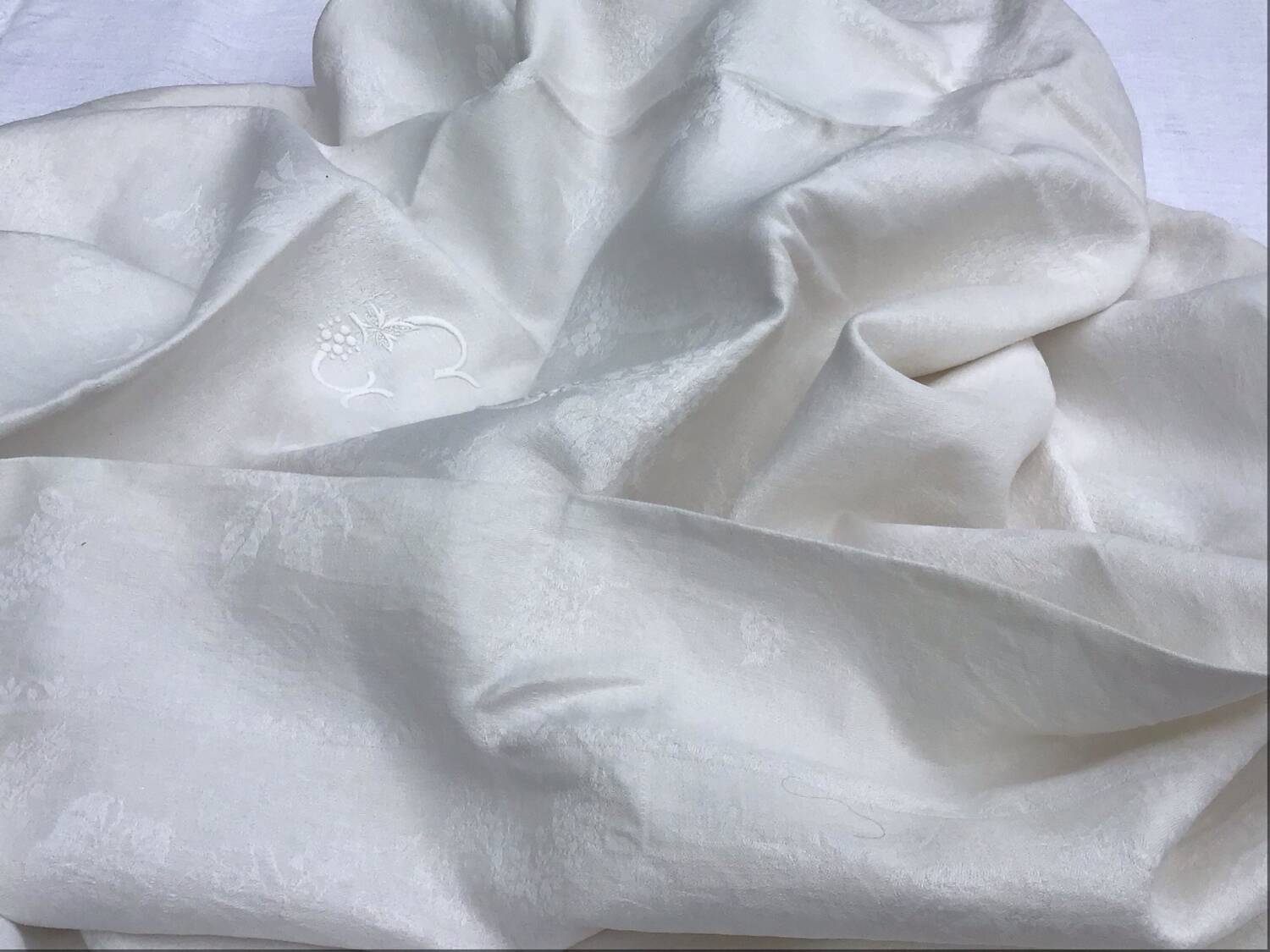 Nappe vintage blanche aux lilas, monogrammée  GSS
