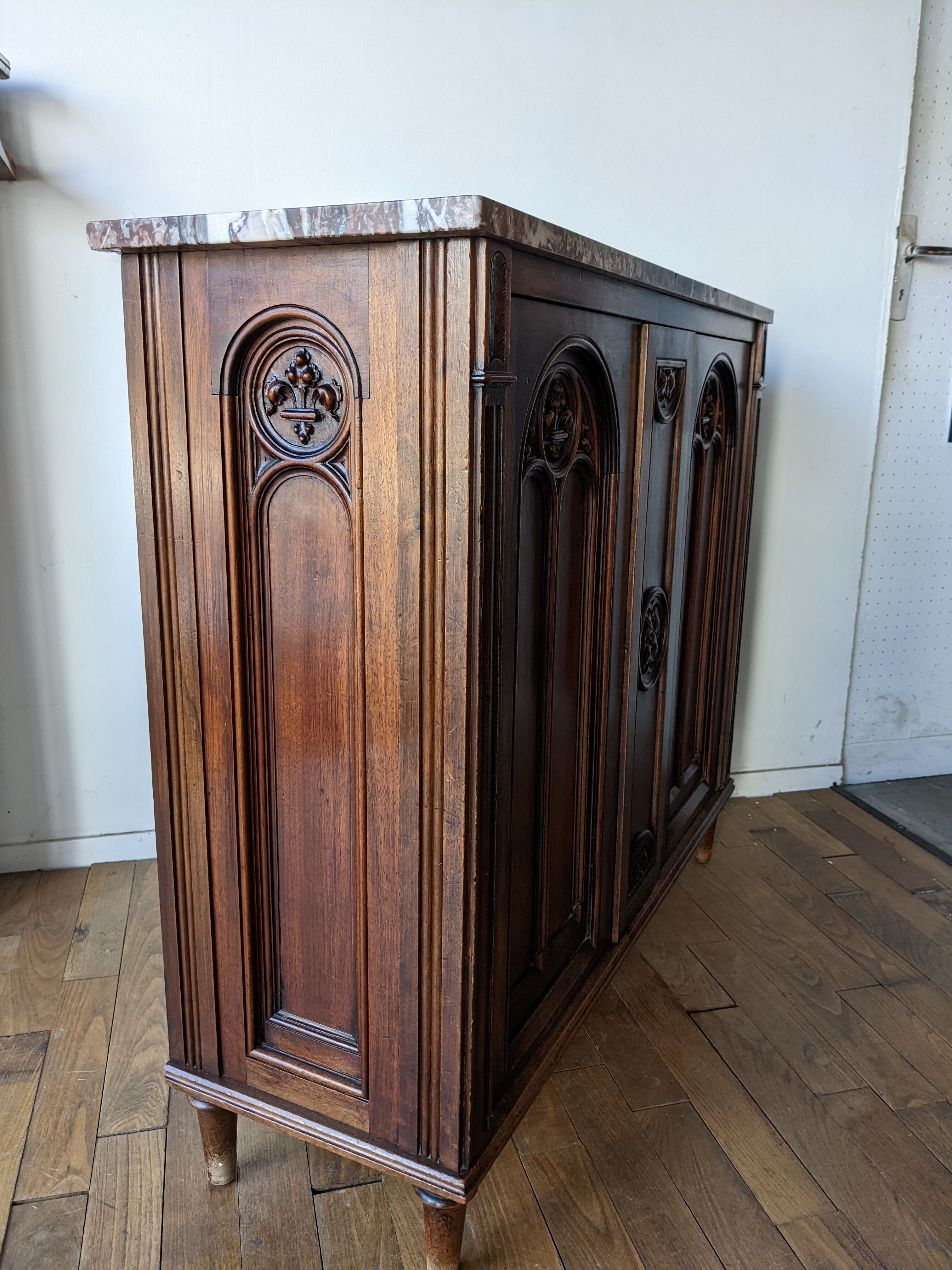Storage cabinet with mahogany warheads