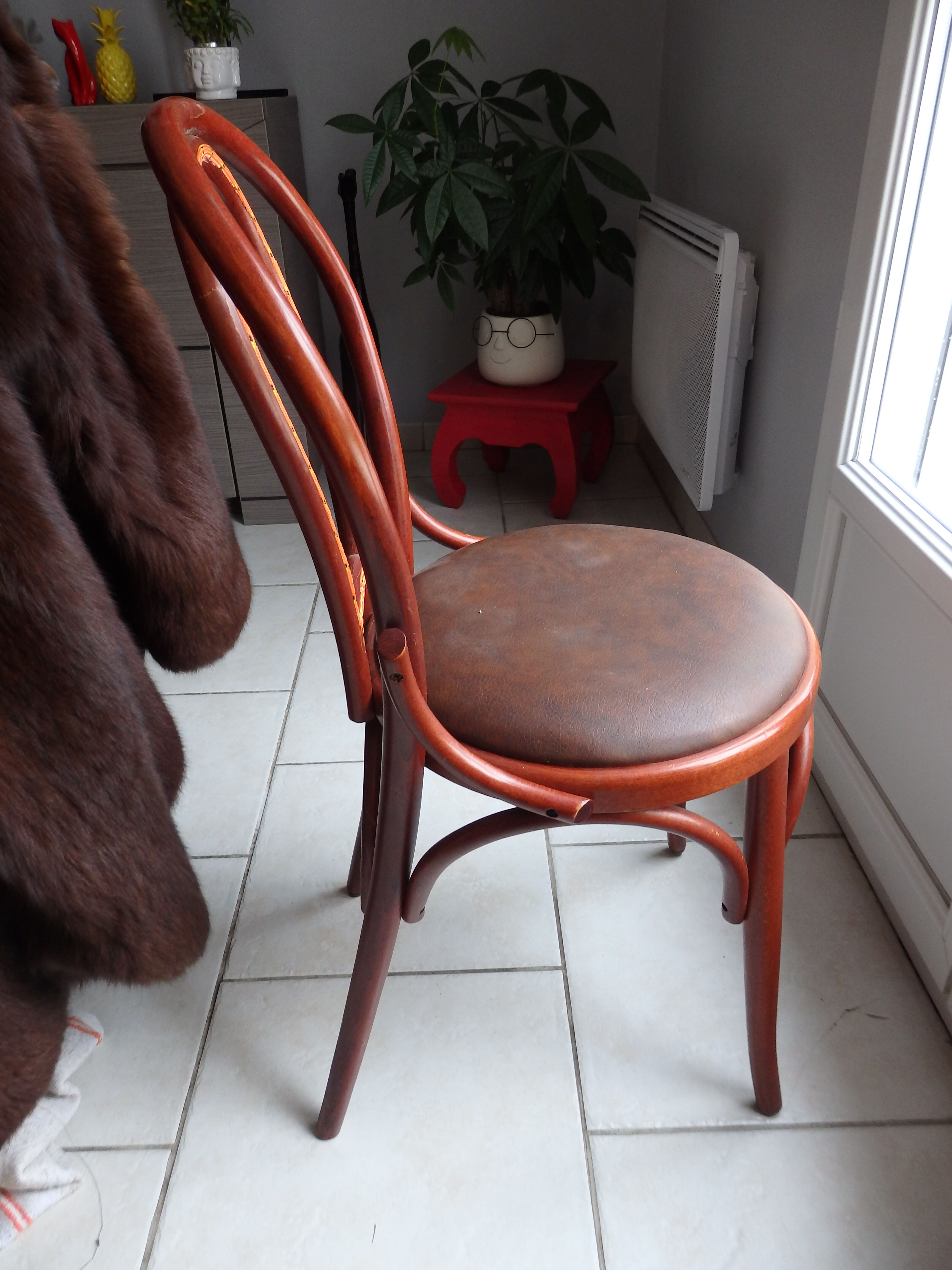 Curved wood bistro chair