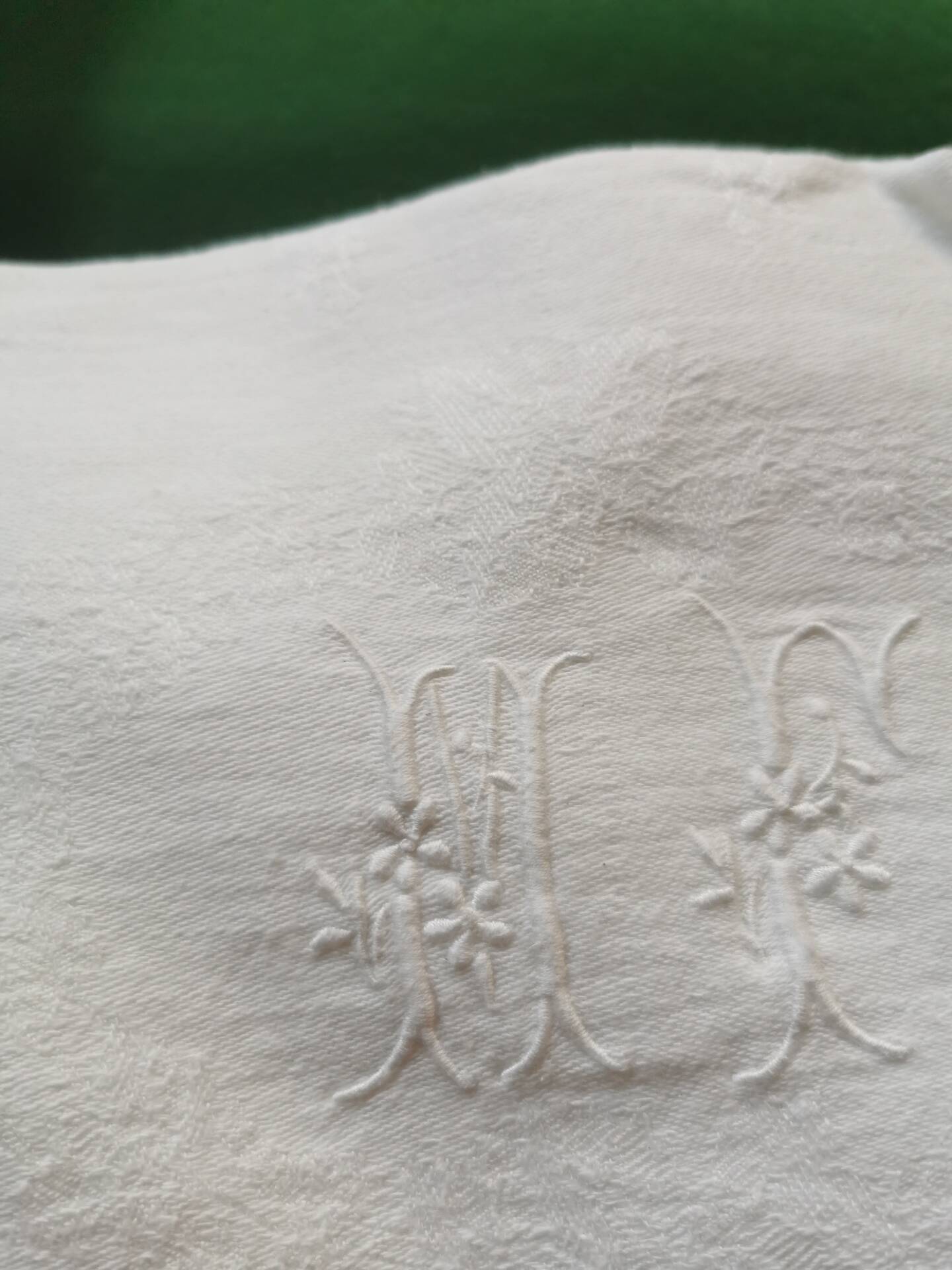 Set of 12 table napkins and an old damask linen tablecloth mono