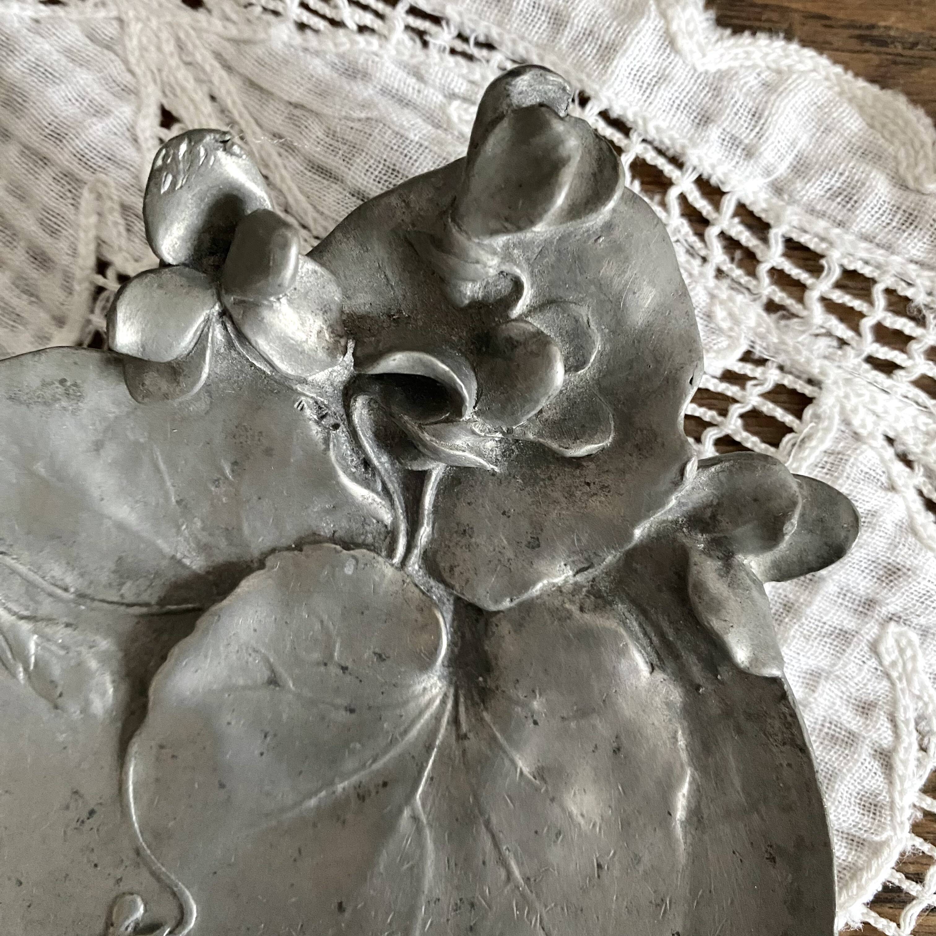 Art Nouveau ashtray in pewter signed L. Kann, foundry Siot-Decauville