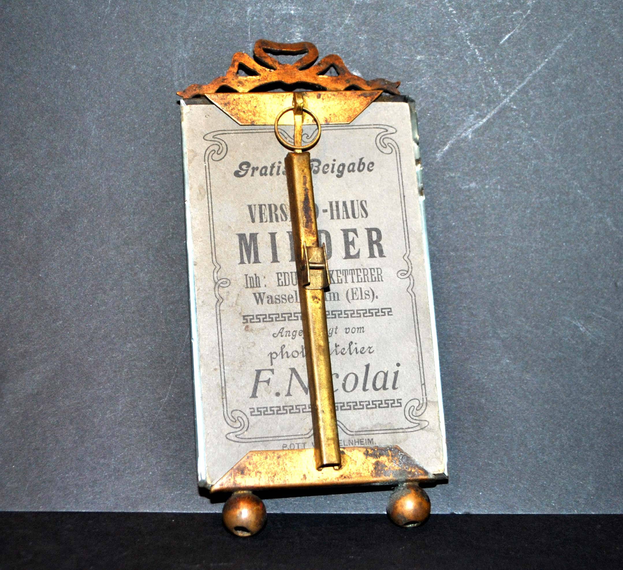 Cadre photo ancien en verre biseauté et laiton doré Noeud de ruban - photo bébé debout 13.5cm