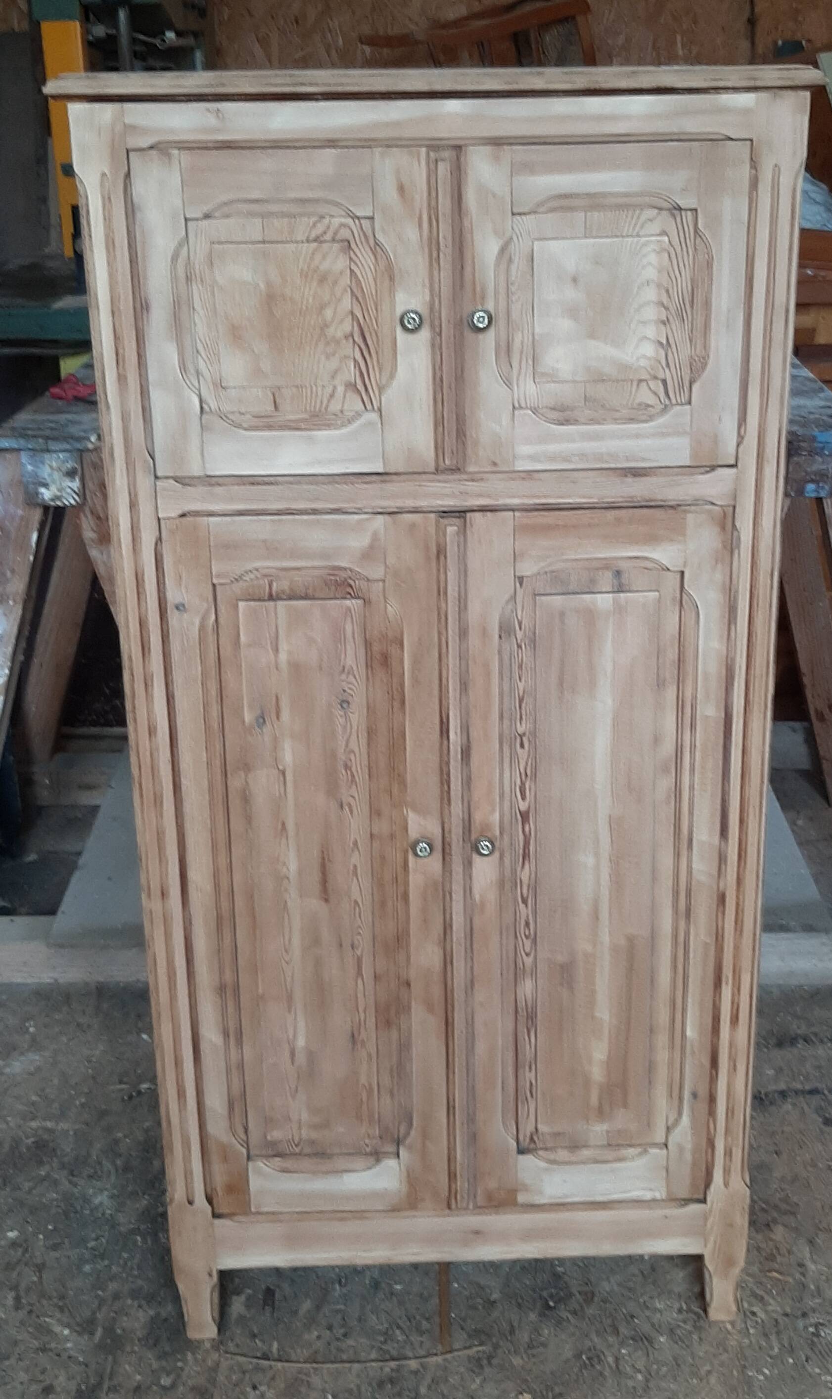 Petite armoire en sapin