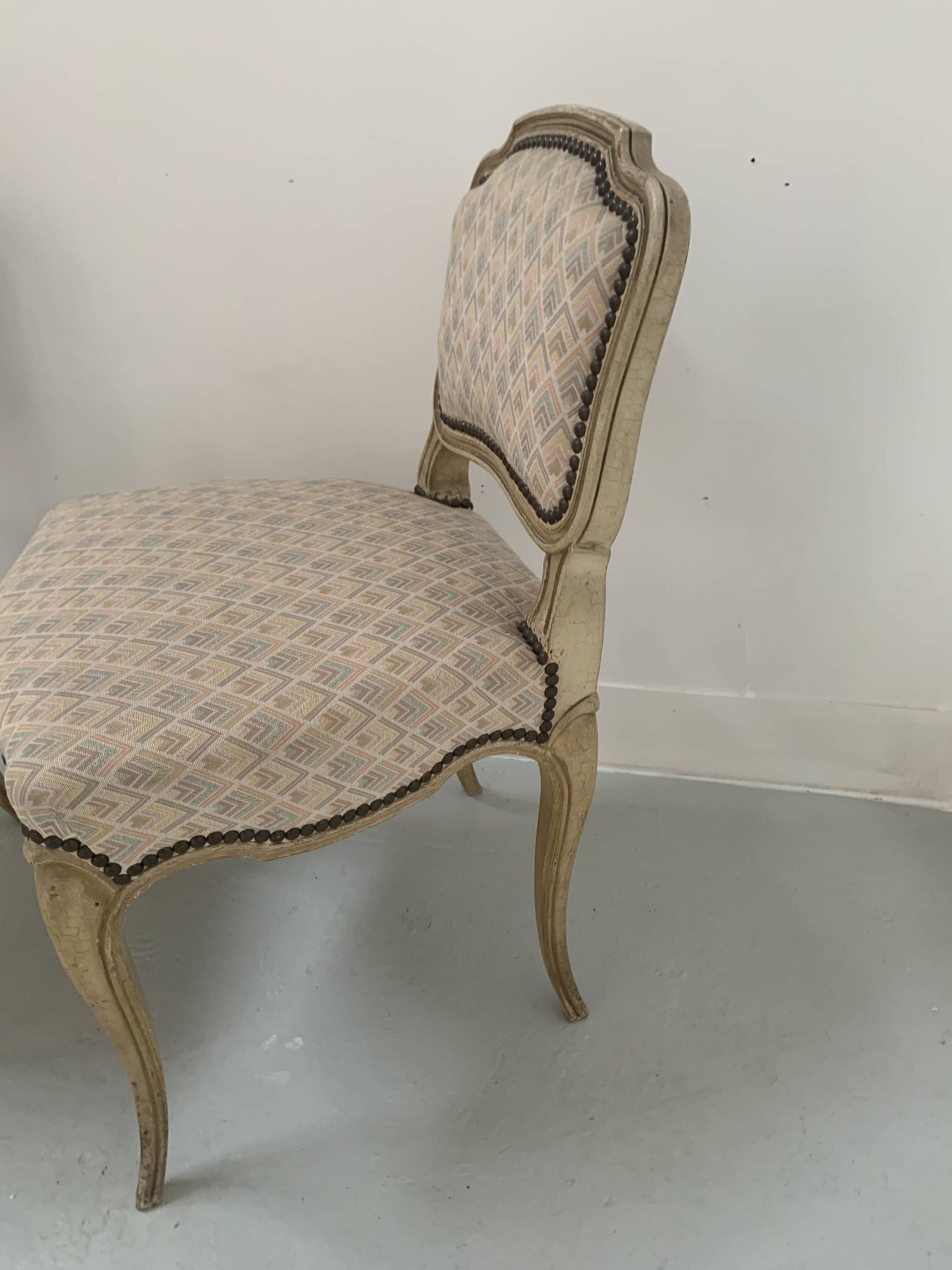 Paire de chauffeuses de style Louis XV, XXème siècle