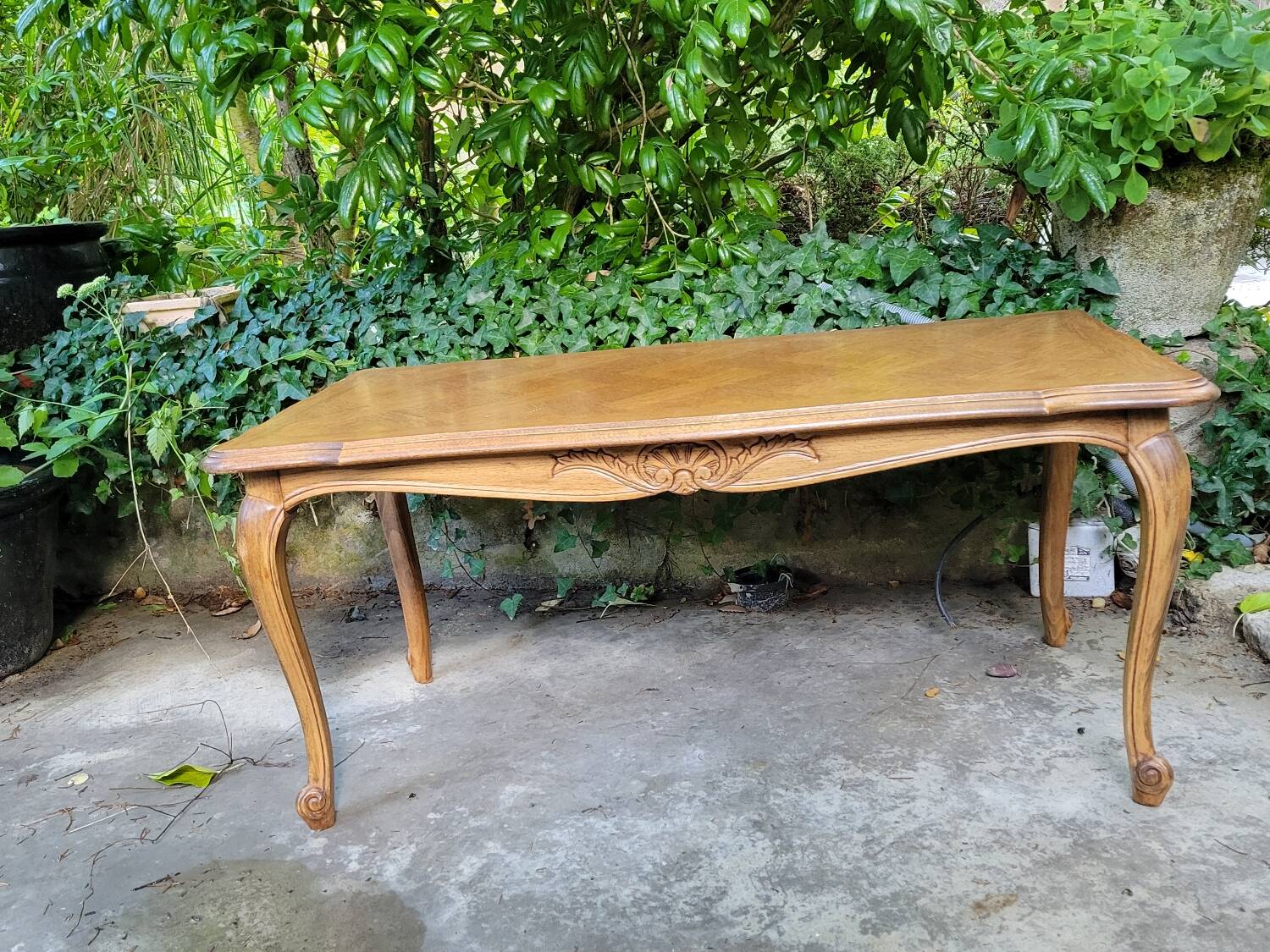Louis XV coffee table in oak and cherry marquetry.