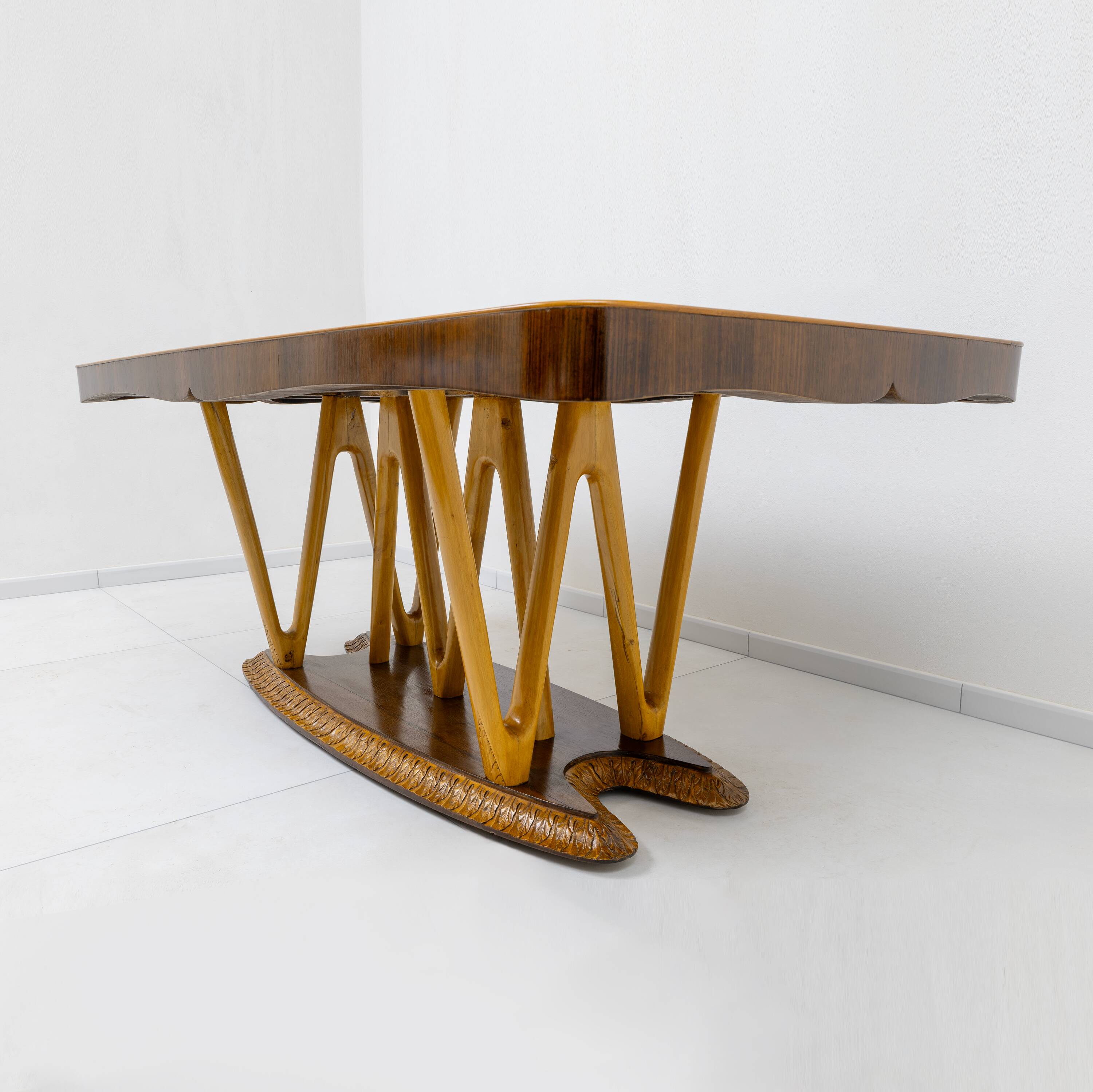 Table à manger italienne du milieu du siècle avec plateau en verre et base sculpturale en érable.
