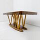 Table à manger italienne du milieu du siècle avec plateau en verre et base sculpturale en érable.