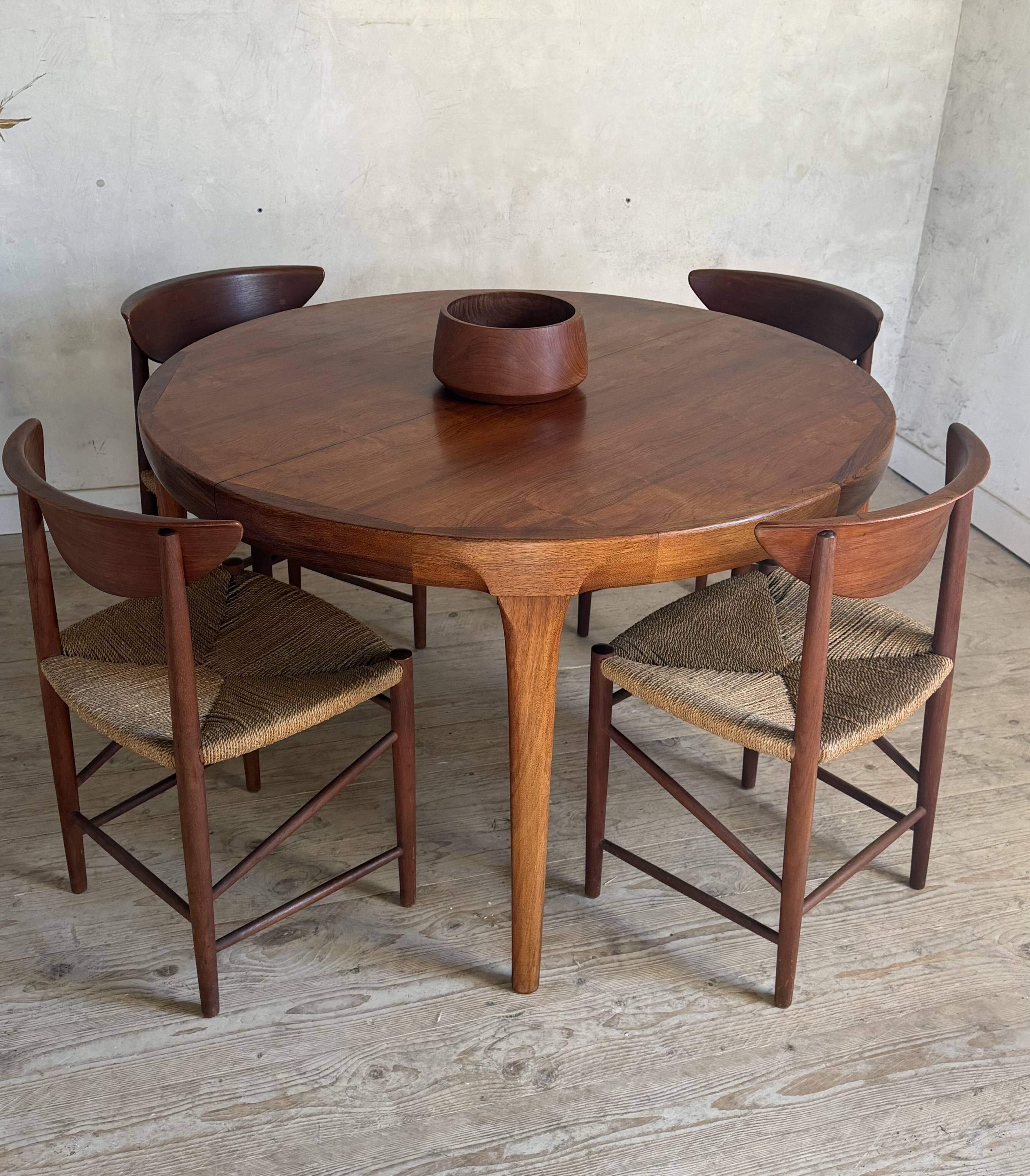 Scandinavian round table in rosewood by Ib Kofod Larsen