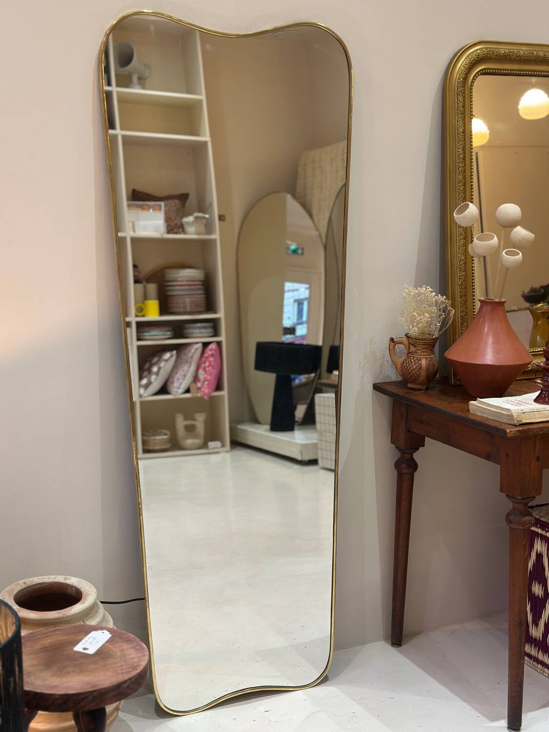 Long trapezoidal mirror in curved gilded brass, art deco modernist