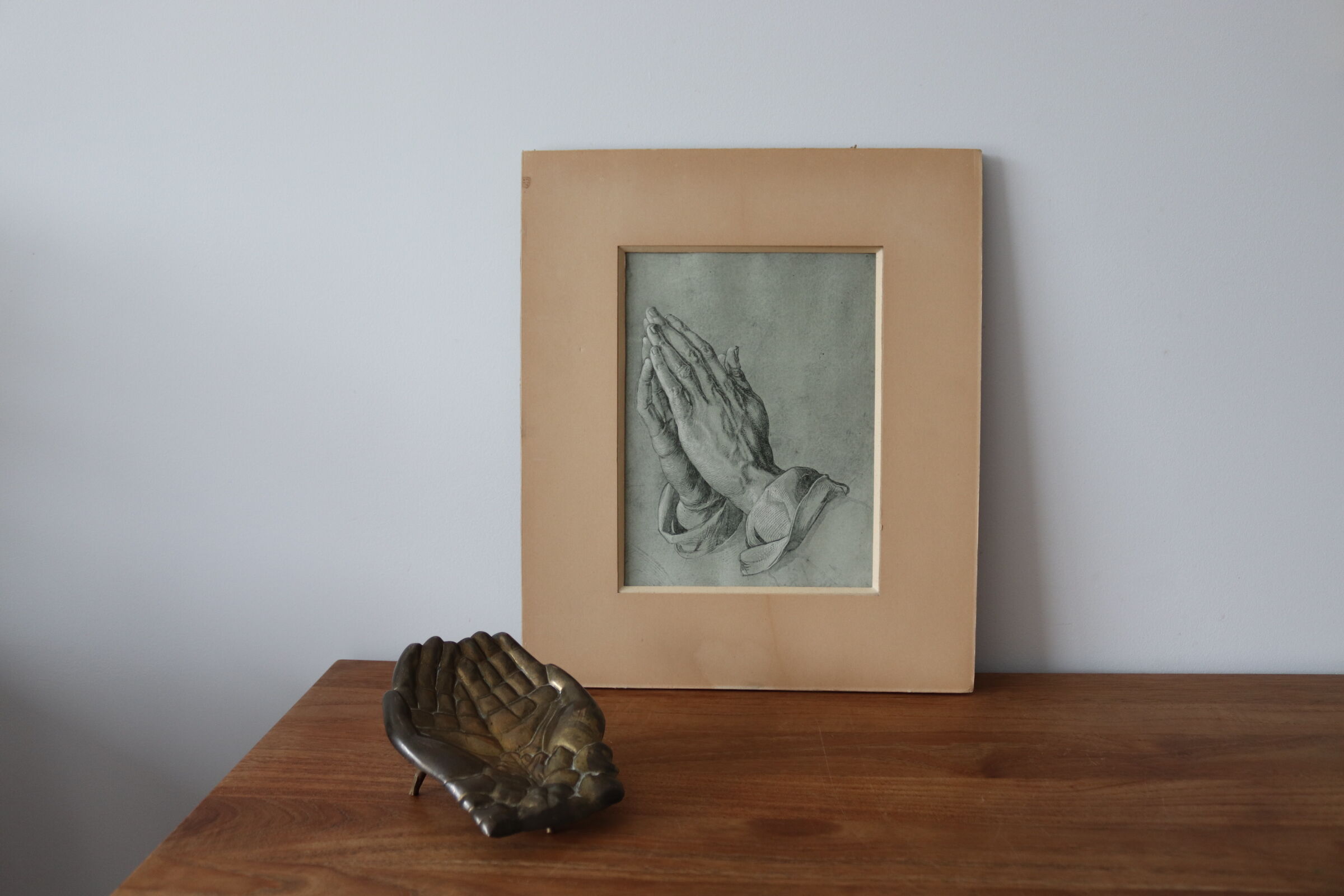 Illustration prints hands in prayer