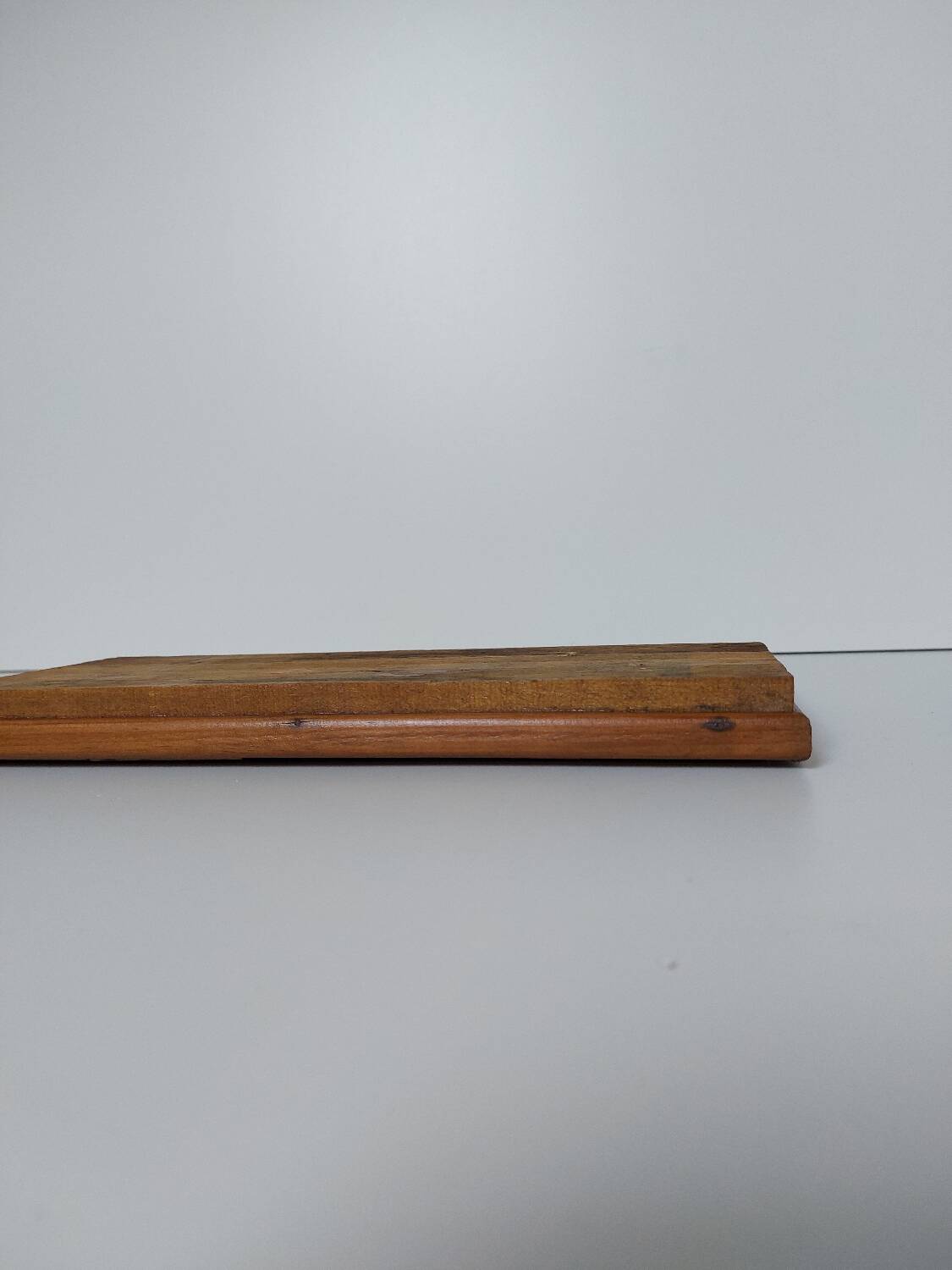 Enamelled ceramic number plate