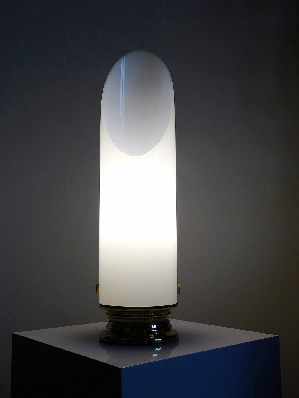 Grande lampe vintage années 50-60 tube plexiglas opalescent support métal doré