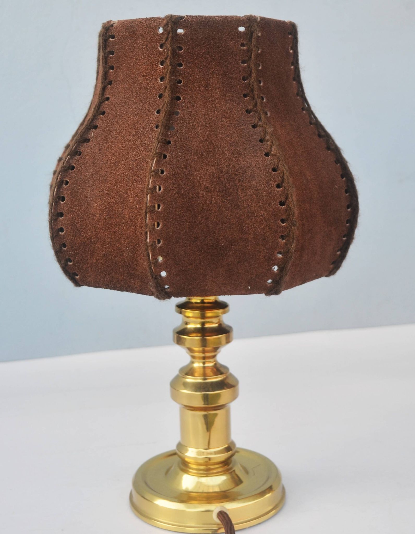 Lot of two retro-modernist lamps with natural leather lampshade