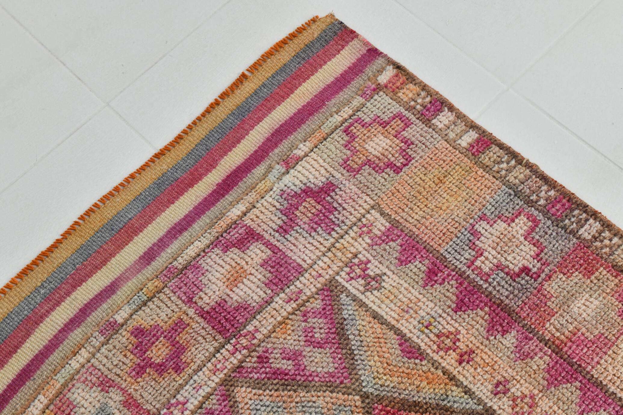 Tapis couloir kilim vintage, Tons pastel rose, bleu et beige, 94x409