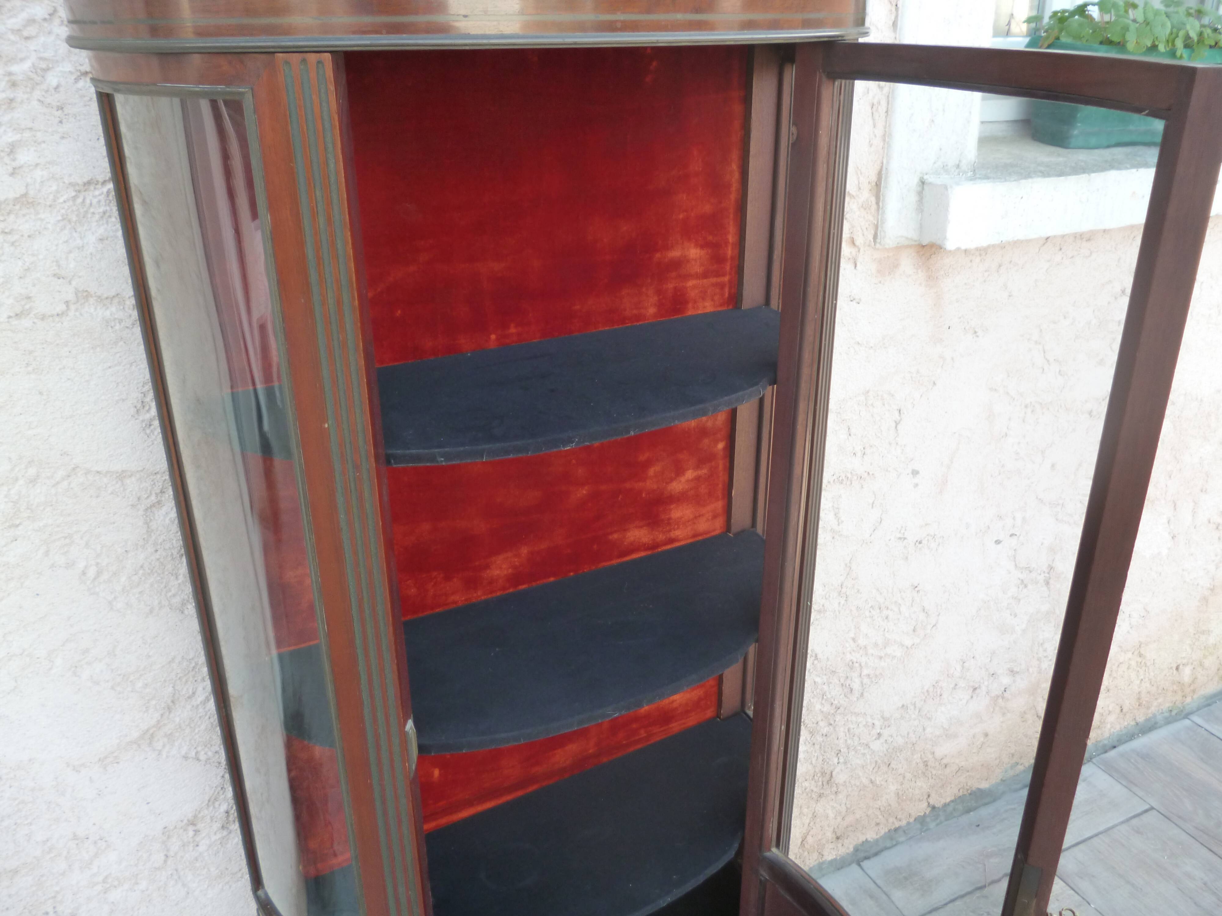 Showcase curved style louis xv