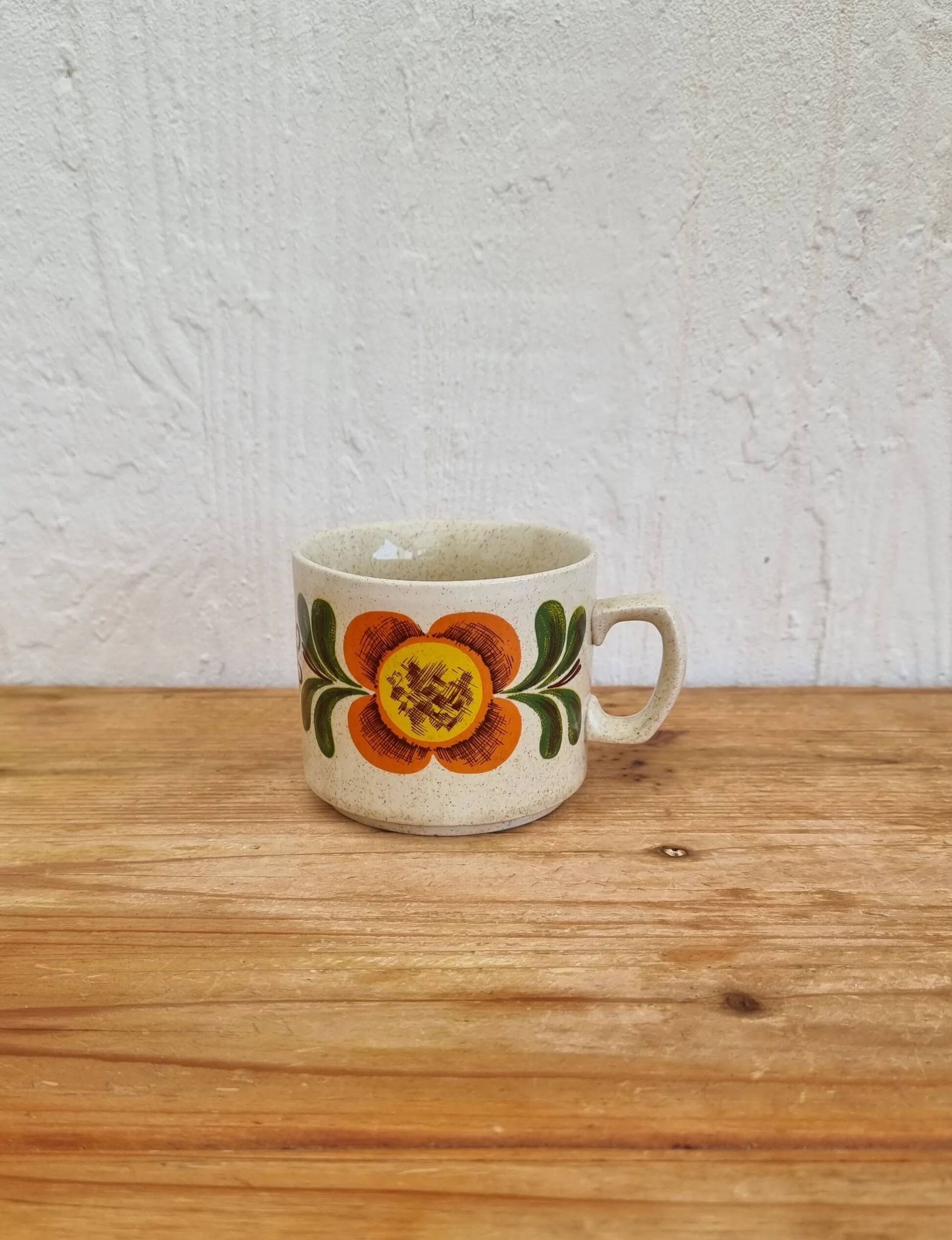 A pair of vintage Weidmann cups with an orange flower motif from the 1970s.