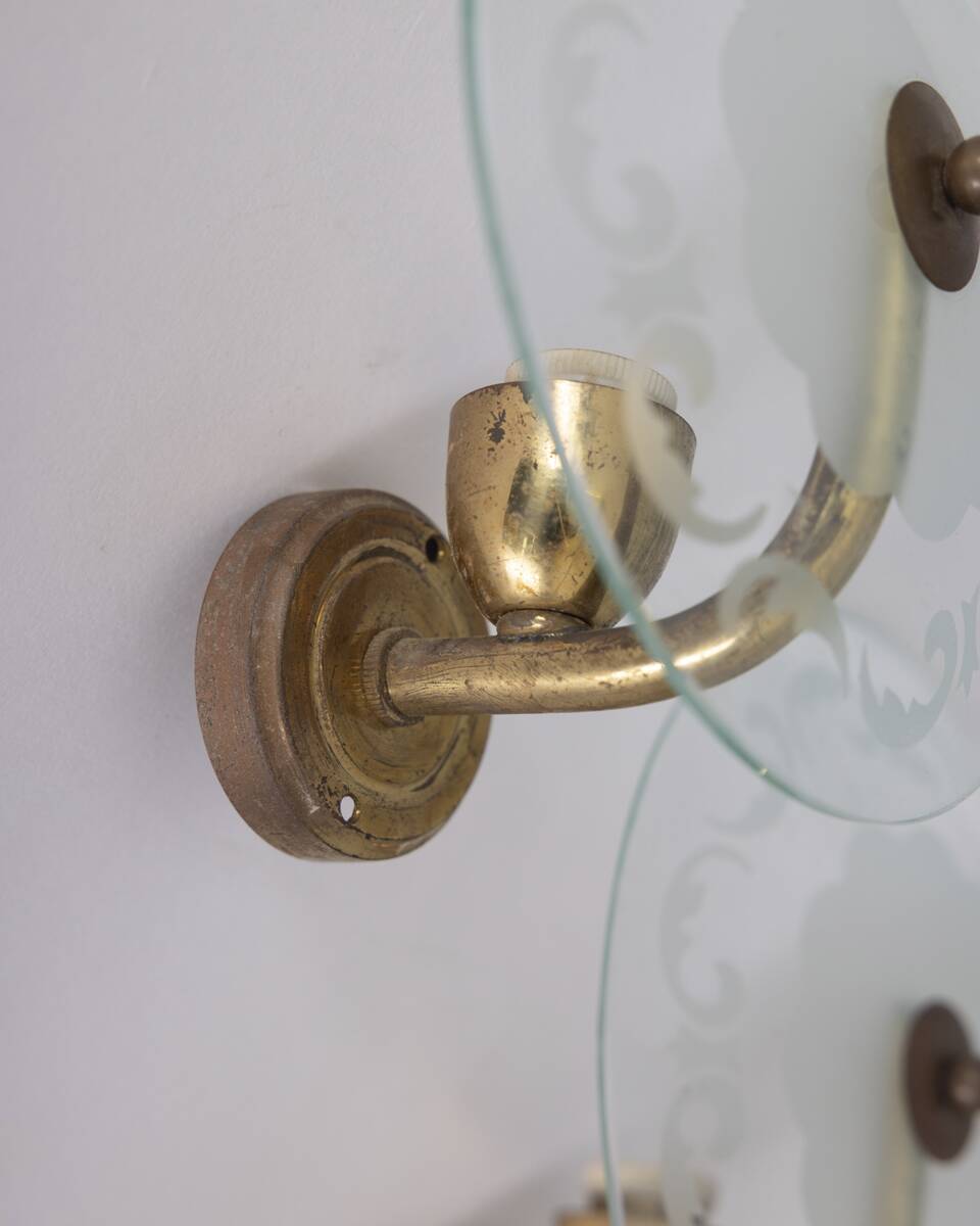 PAIR OF VINTAGE 1950S WALL LAMPS IN BRASS AND GLASS, ITALIAN DESIGN