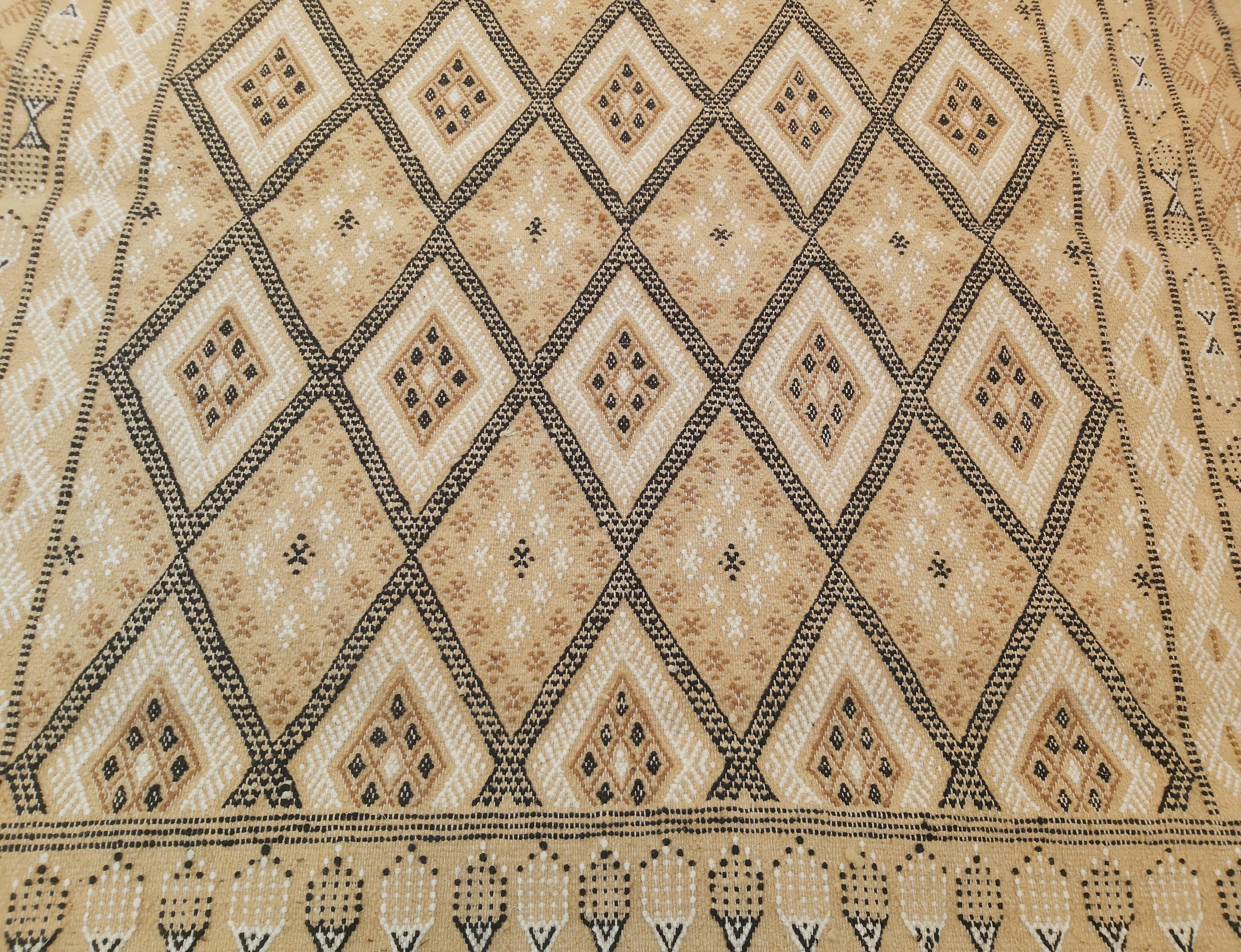 Traditional handmade carpet 132x176cm