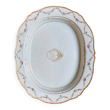 Oval and hollow dish from the East India Company in porcelain, 18th century.