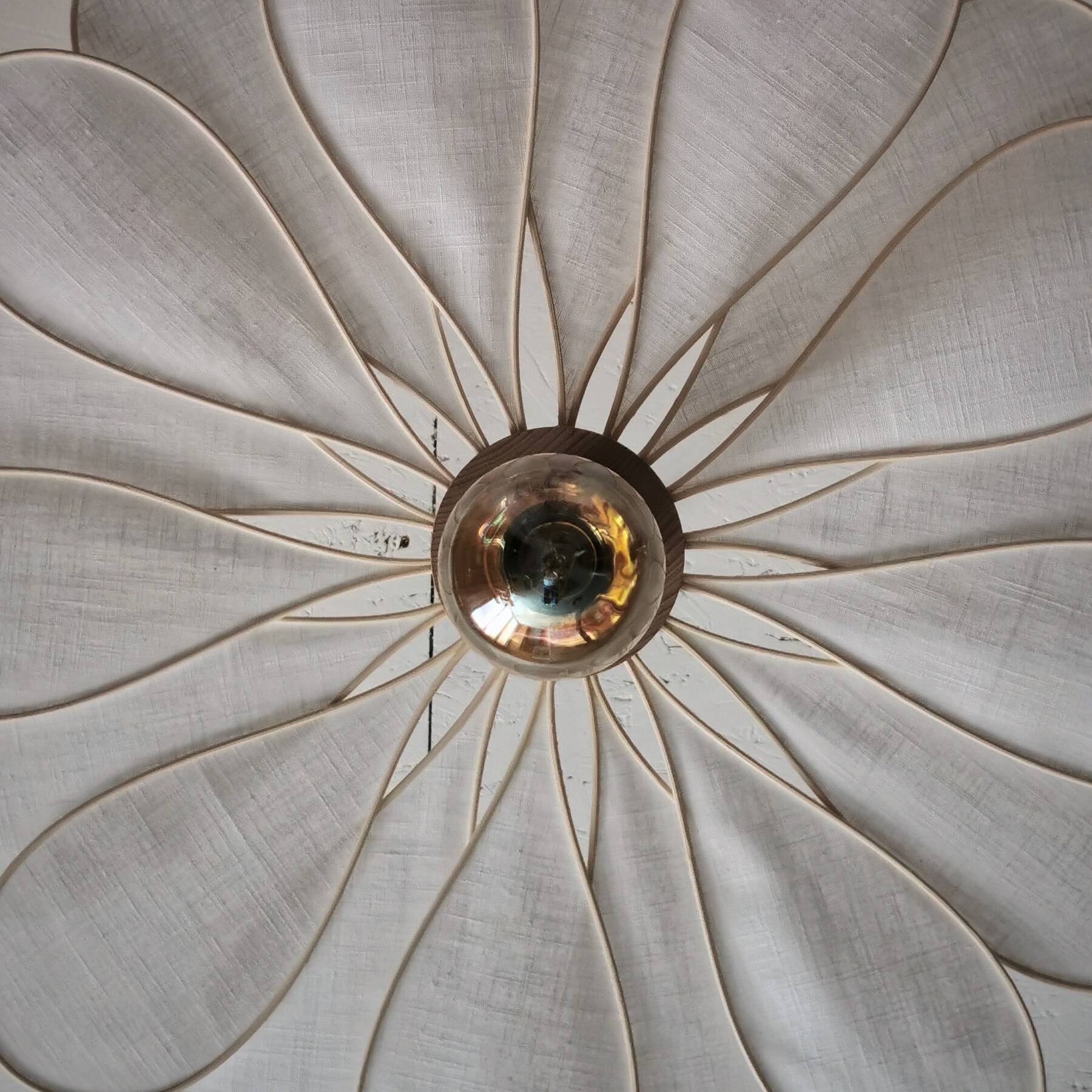 18-petal flower pendant in rattan and white linen