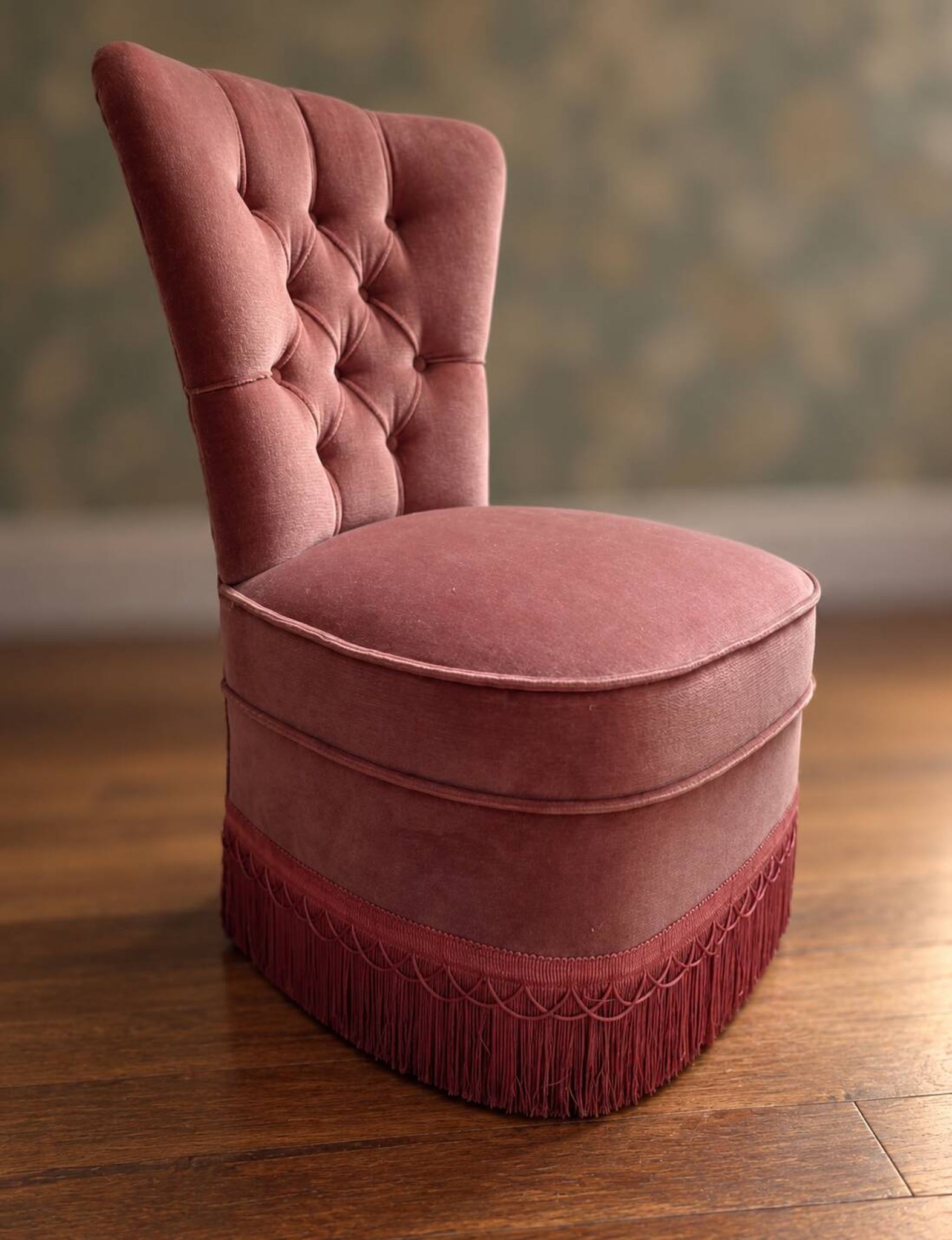 Vintage tufted armchair in old rose velvet, decorative and full of charm.