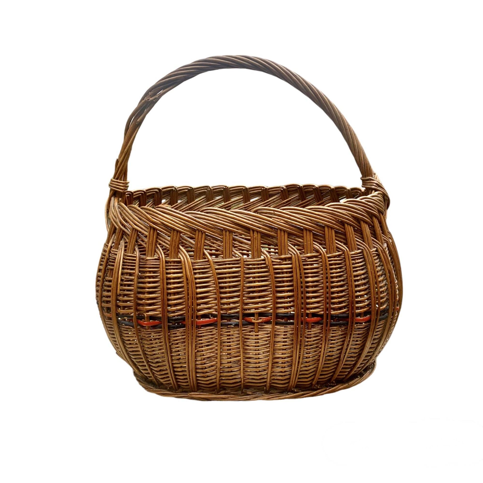 Ancien panier en osier tressé et scoubidou