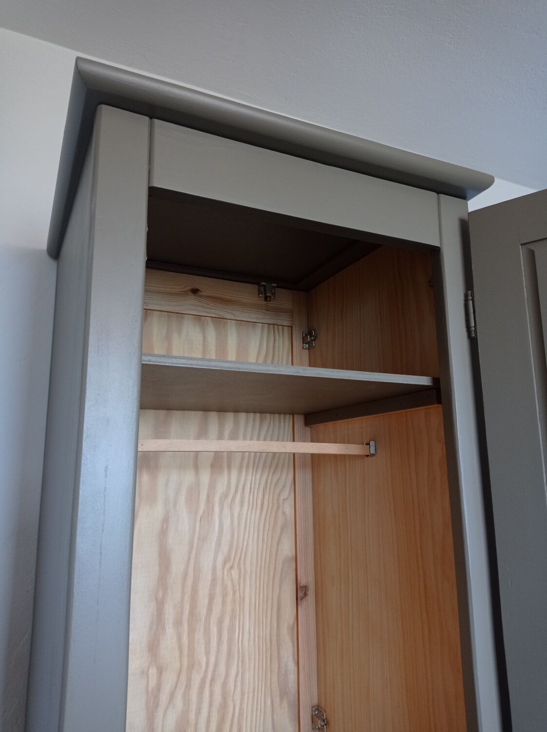 Armoire bonnetière vintage