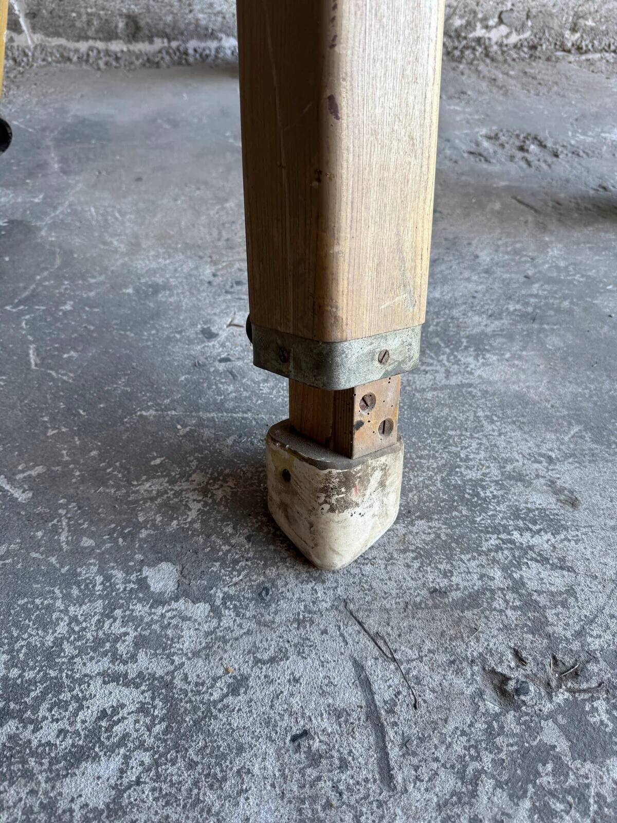 Cheval d'arçons belge vintage des années 1960 — coffre en cuir marron sur pieds en bois naturel